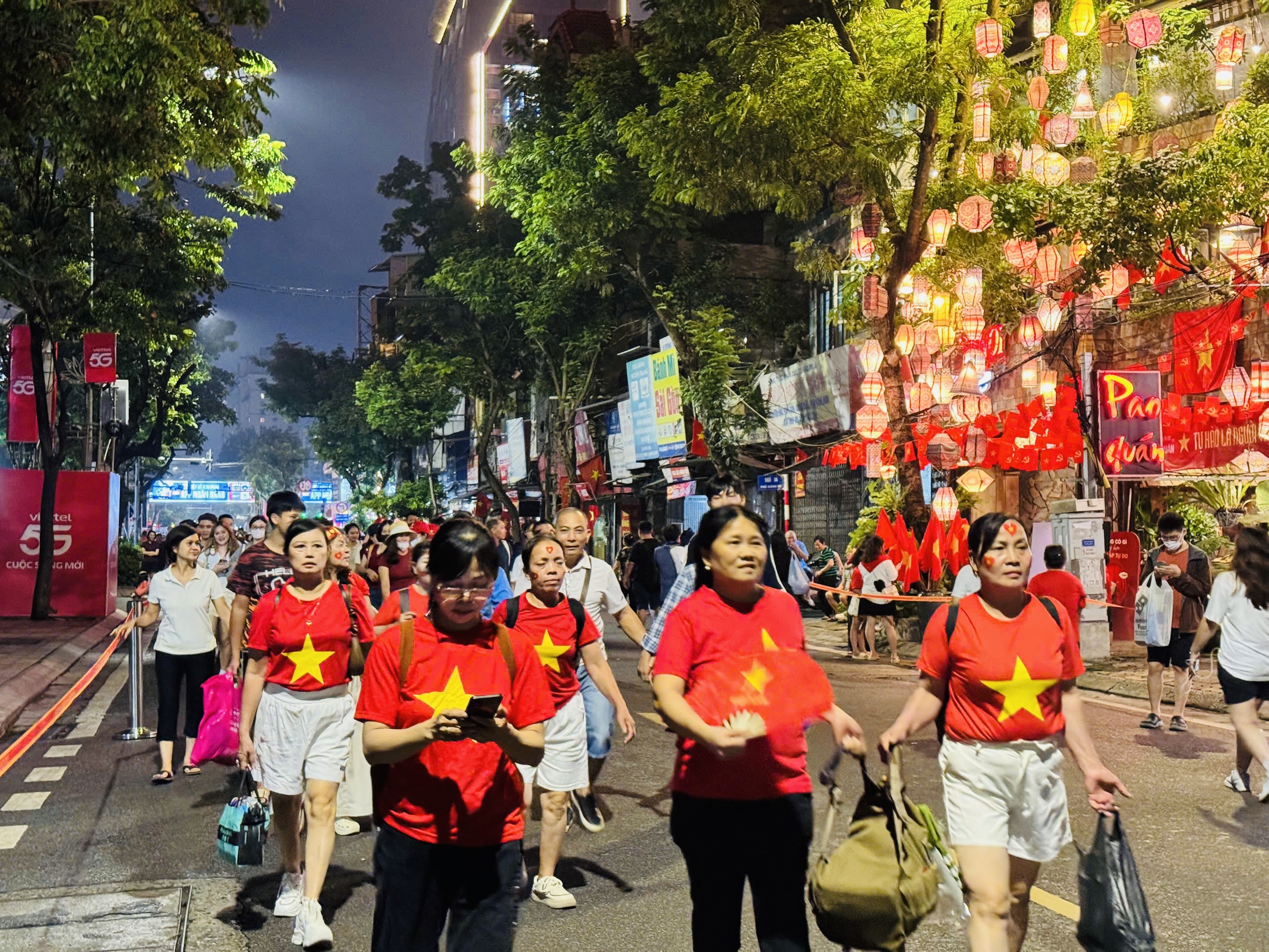 Hà Nội: Người dân thức xuyên đêm chờ xem tổng duyệt diễu binh, diễu hành A80- Ảnh 2. Hà Nội: Người dân thức xuyên đêm chờ xem tổng duyệt diễu binh, diễu hành A80- Ảnh 2.