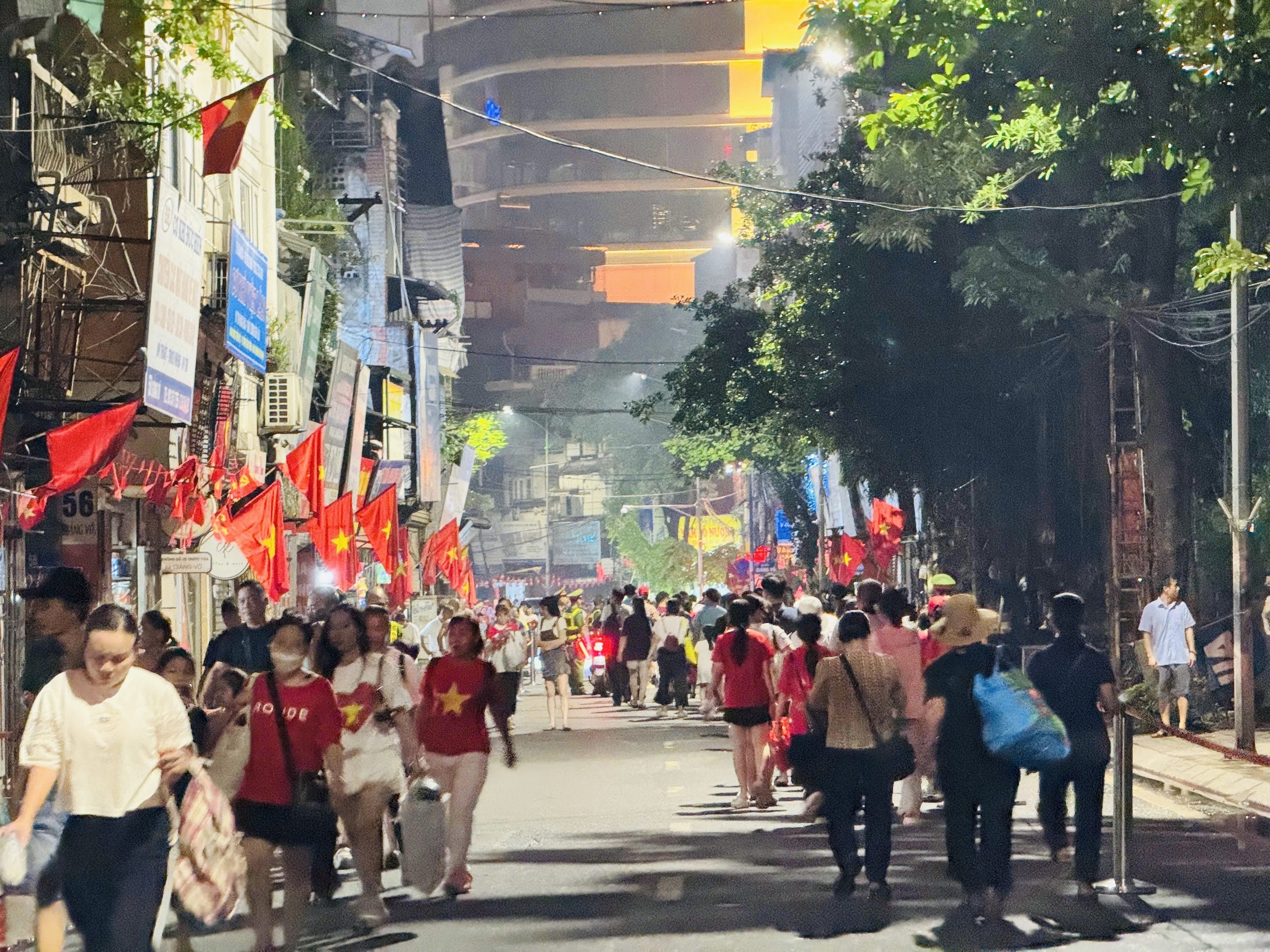 Hà Nội: Người dân thức xuyên đêm chờ xem tổng duyệt diễu binh, diễu hành A80- Ảnh 1. Hà Nội: Người dân thức xuyên đêm chờ xem tổng duyệt diễu binh, diễu hành A80- Ảnh 1.