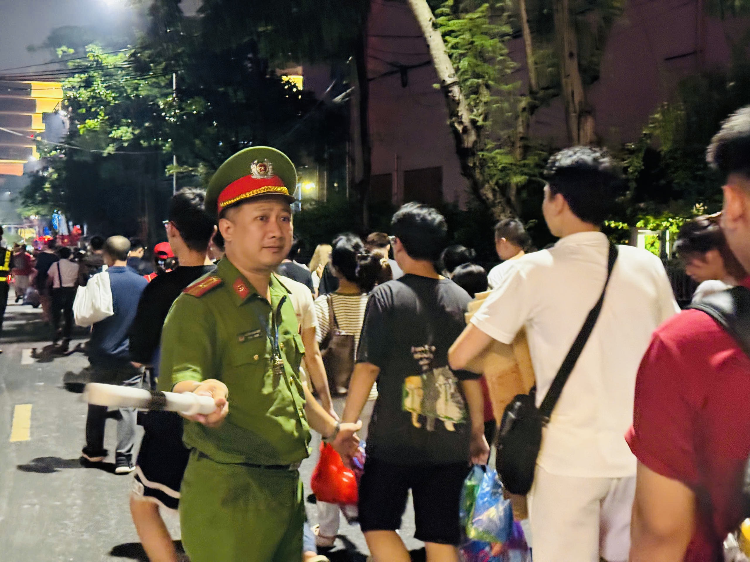 Hà Nội: Người dân thức xuyên đêm chờ xem tổng duyệt diễu binh, diễu hành A80- Ảnh 4. Hà Nội: Người dân thức xuyên đêm chờ xem tổng duyệt diễu binh, diễu hành A80- Ảnh 4.