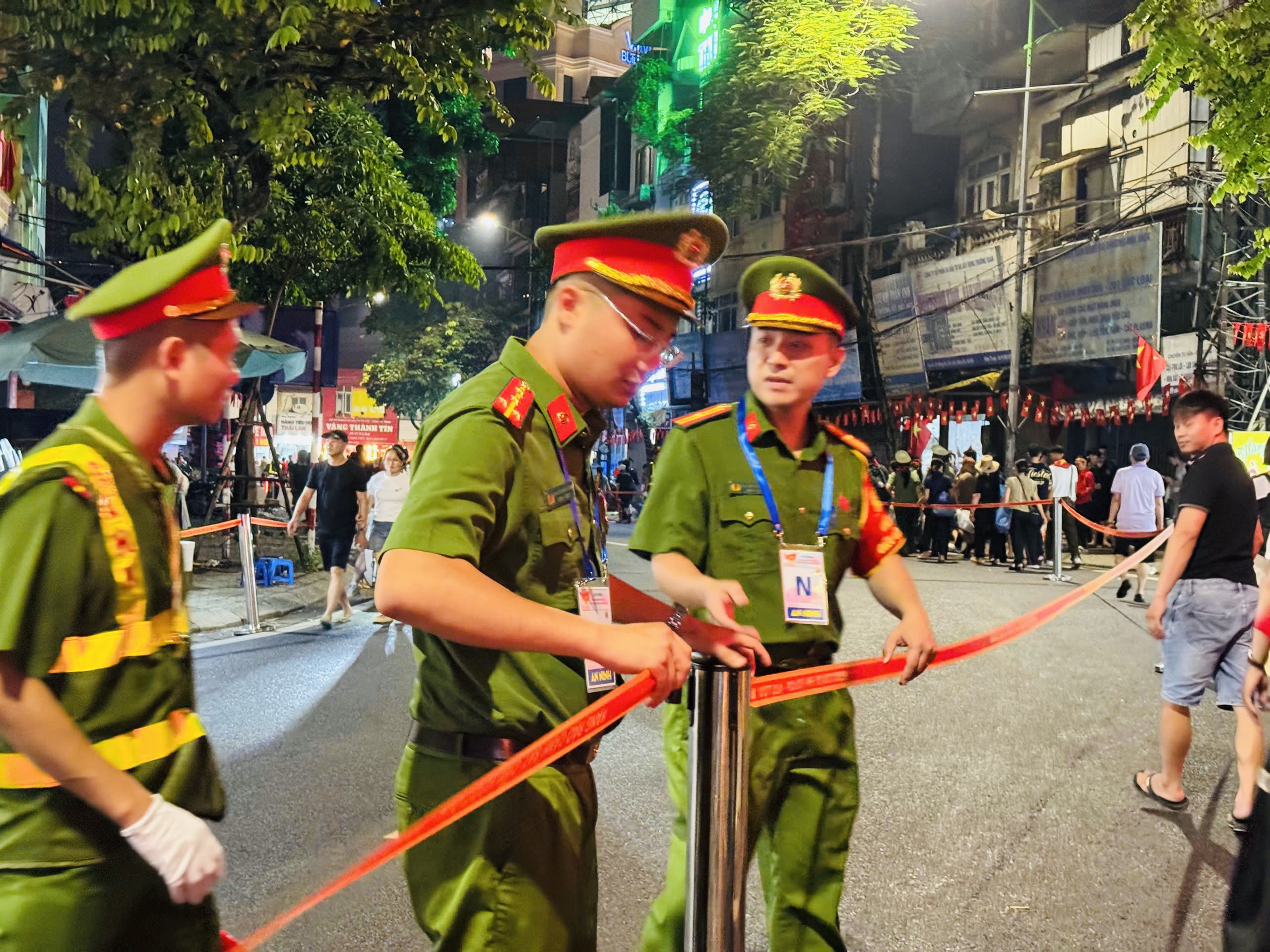 Hà Nội: Người dân thức xuyên đêm chờ xem tổng duyệt diễu binh, diễu hành A80- Ảnh 3. Hà Nội: Người dân thức xuyên đêm chờ xem tổng duyệt diễu binh, diễu hành A80- Ảnh 3.