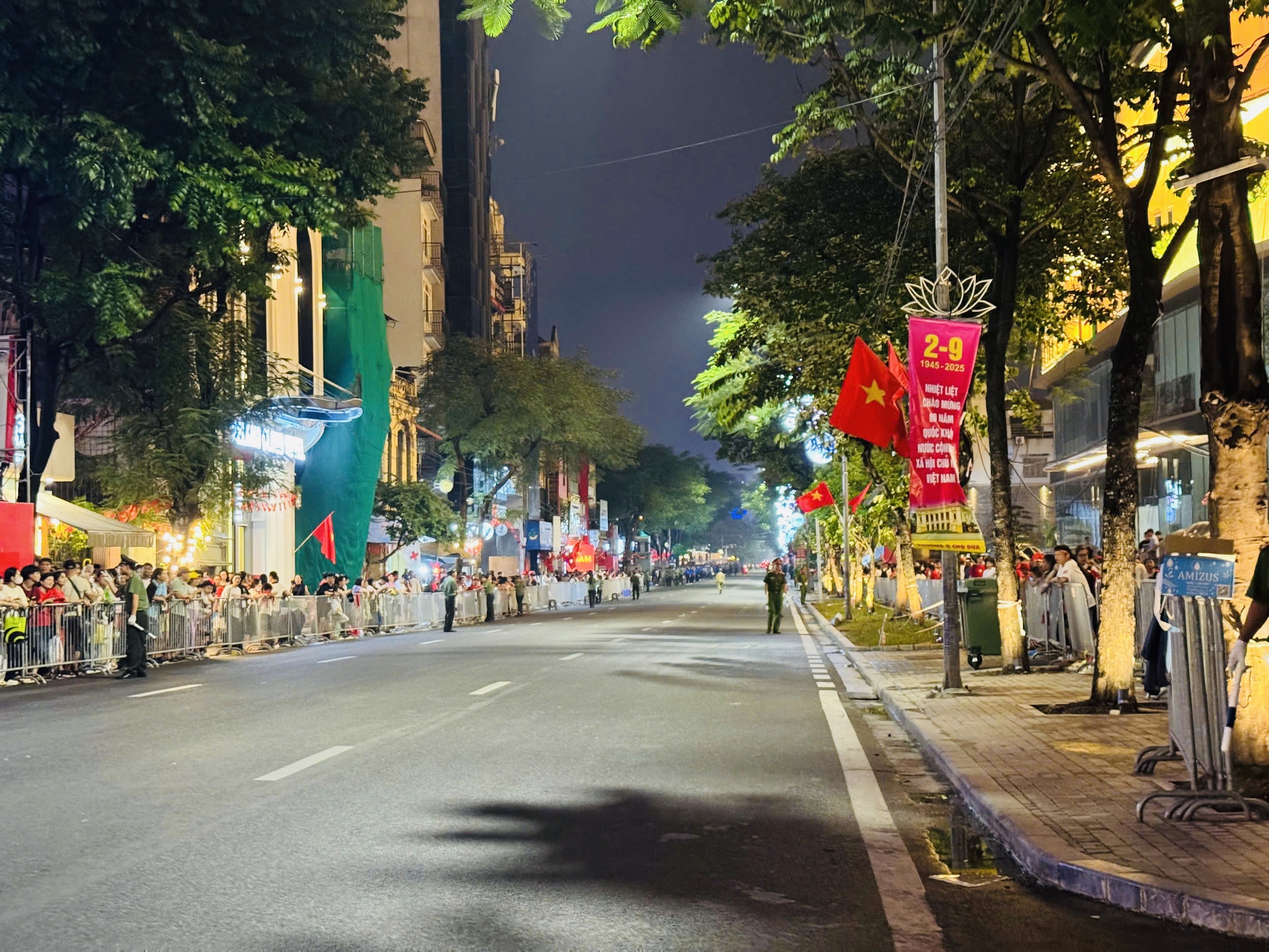 Hà Nội: Người dân thức xuyên đêm chờ xem tổng duyệt diễu binh, diễu hành A80- Ảnh 5. Hà Nội: Người dân thức xuyên đêm chờ xem tổng duyệt diễu binh, diễu hành A80- Ảnh 5.