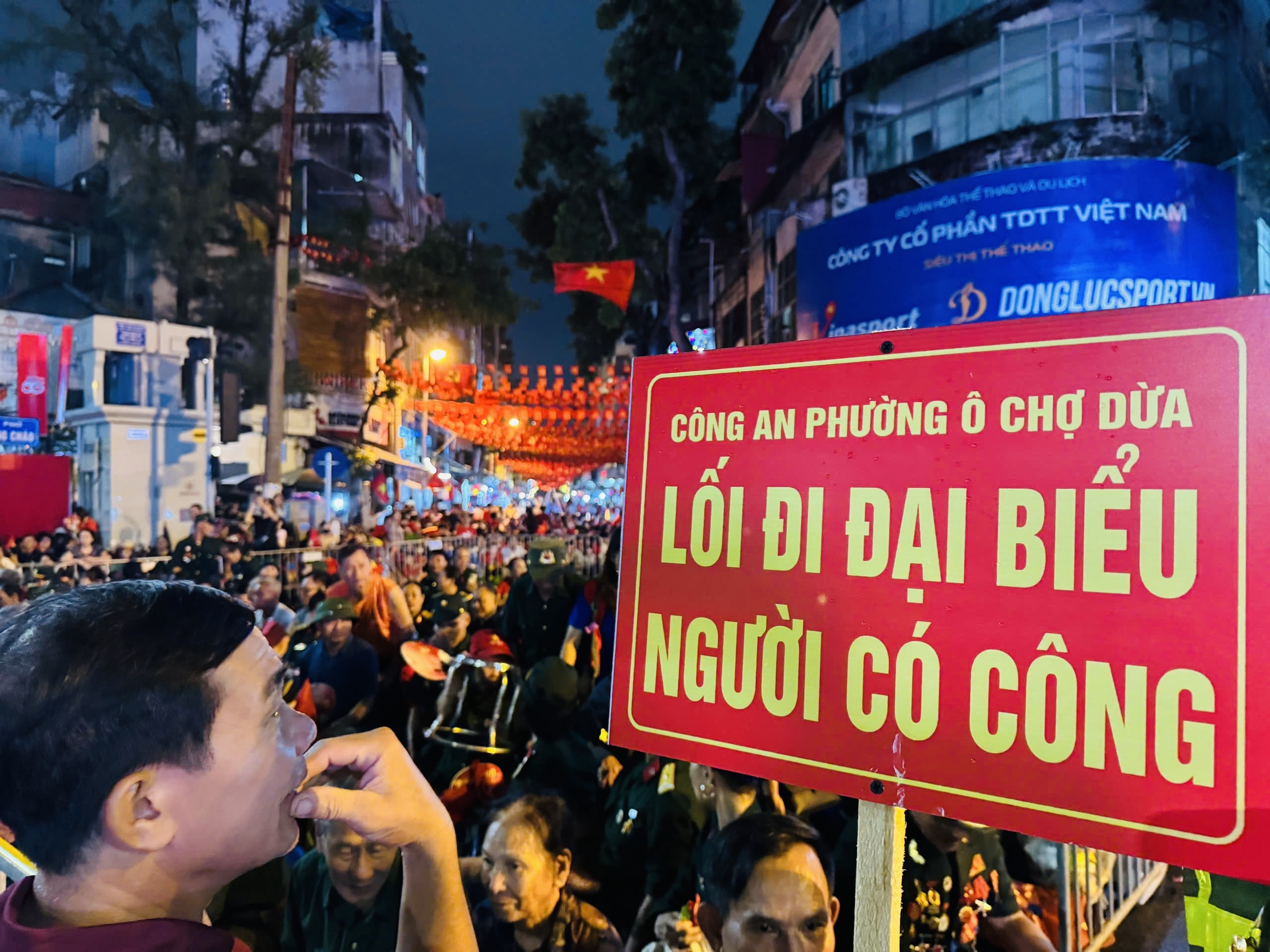 Hà Nội: Người dân thức xuyên đêm chờ xem tổng duyệt diễu binh, diễu hành A80- Ảnh 7. Hà Nội: Người dân thức xuyên đêm chờ xem tổng duyệt diễu binh, diễu hành A80- Ảnh 7.