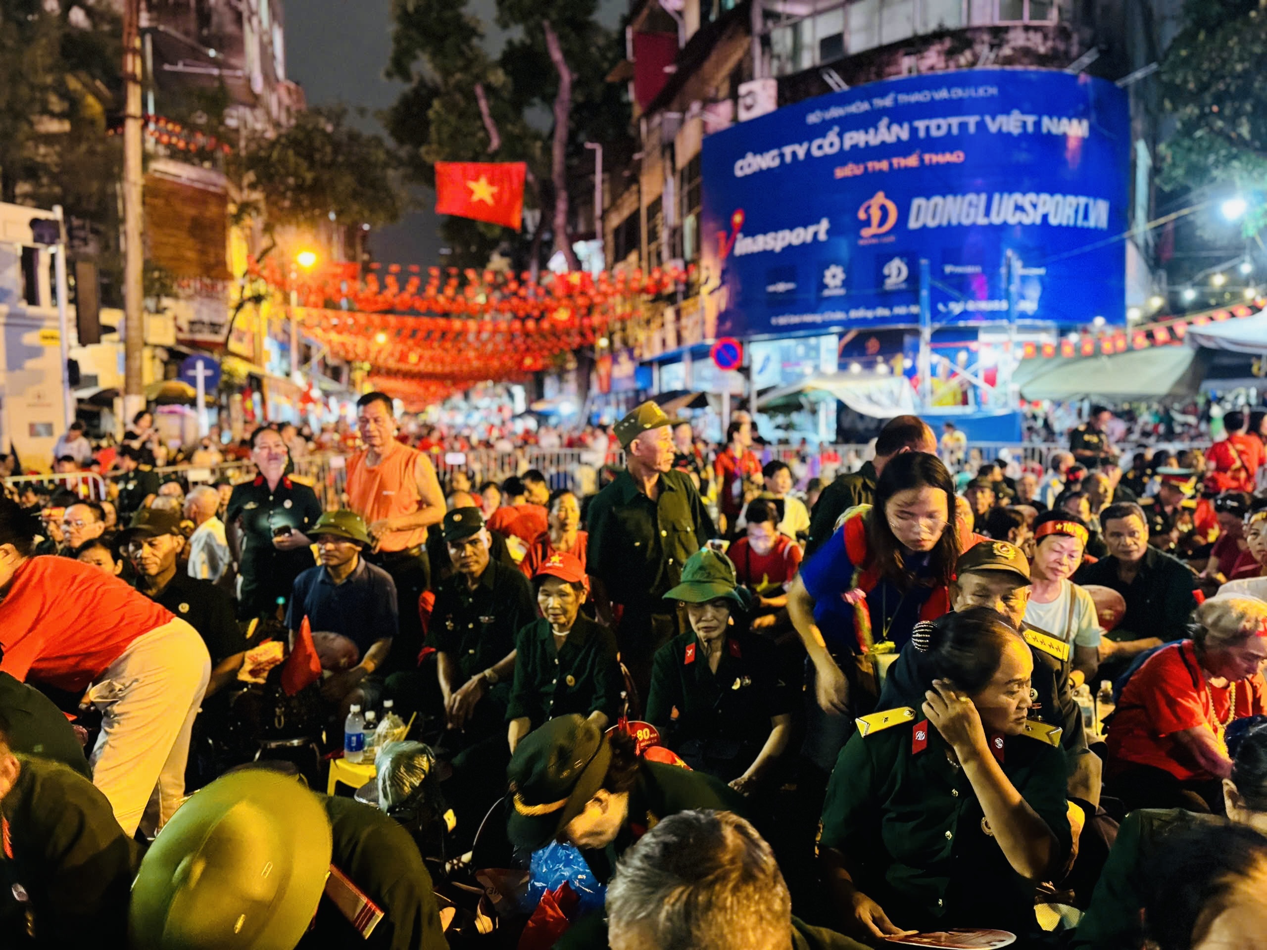 Hà Nội: Người dân thức xuyên đêm chờ xem tổng duyệt diễu binh, diễu hành A80- Ảnh 6. Hà Nội: Người dân thức xuyên đêm chờ xem tổng duyệt diễu binh, diễu hành A80- Ảnh 6.