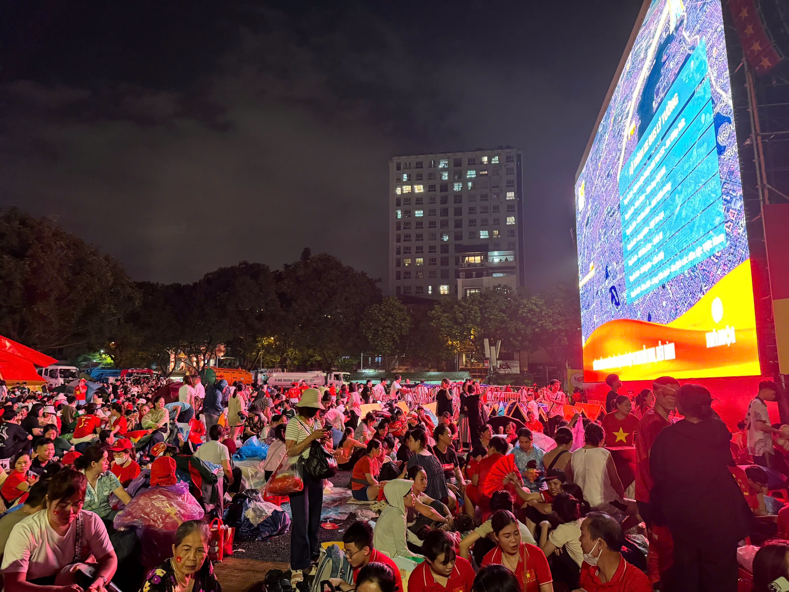 Hà Nội: Người dân thức xuyên đêm chờ xem tổng duyệt diễu binh, diễu hành A80- Ảnh 9. Hà Nội: Người dân thức xuyên đêm chờ xem tổng duyệt diễu binh, diễu hành A80- Ảnh 9.