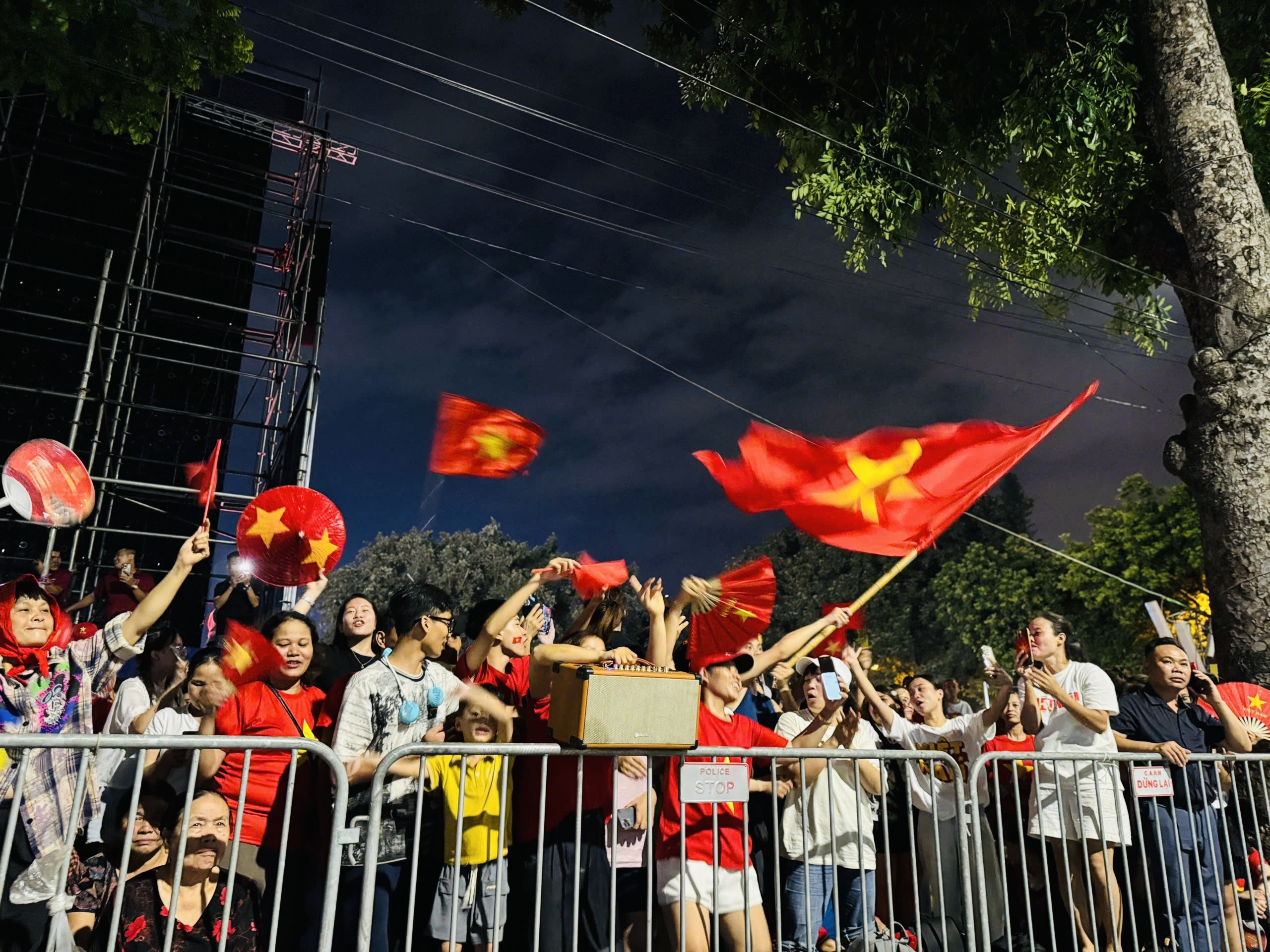 Hà Nội: Người dân thức xuyên đêm chờ xem tổng duyệt diễu binh, diễu hành A80- Ảnh 10. Hà Nội: Người dân thức xuyên đêm chờ xem tổng duyệt diễu binh, diễu hành A80- Ảnh 10.