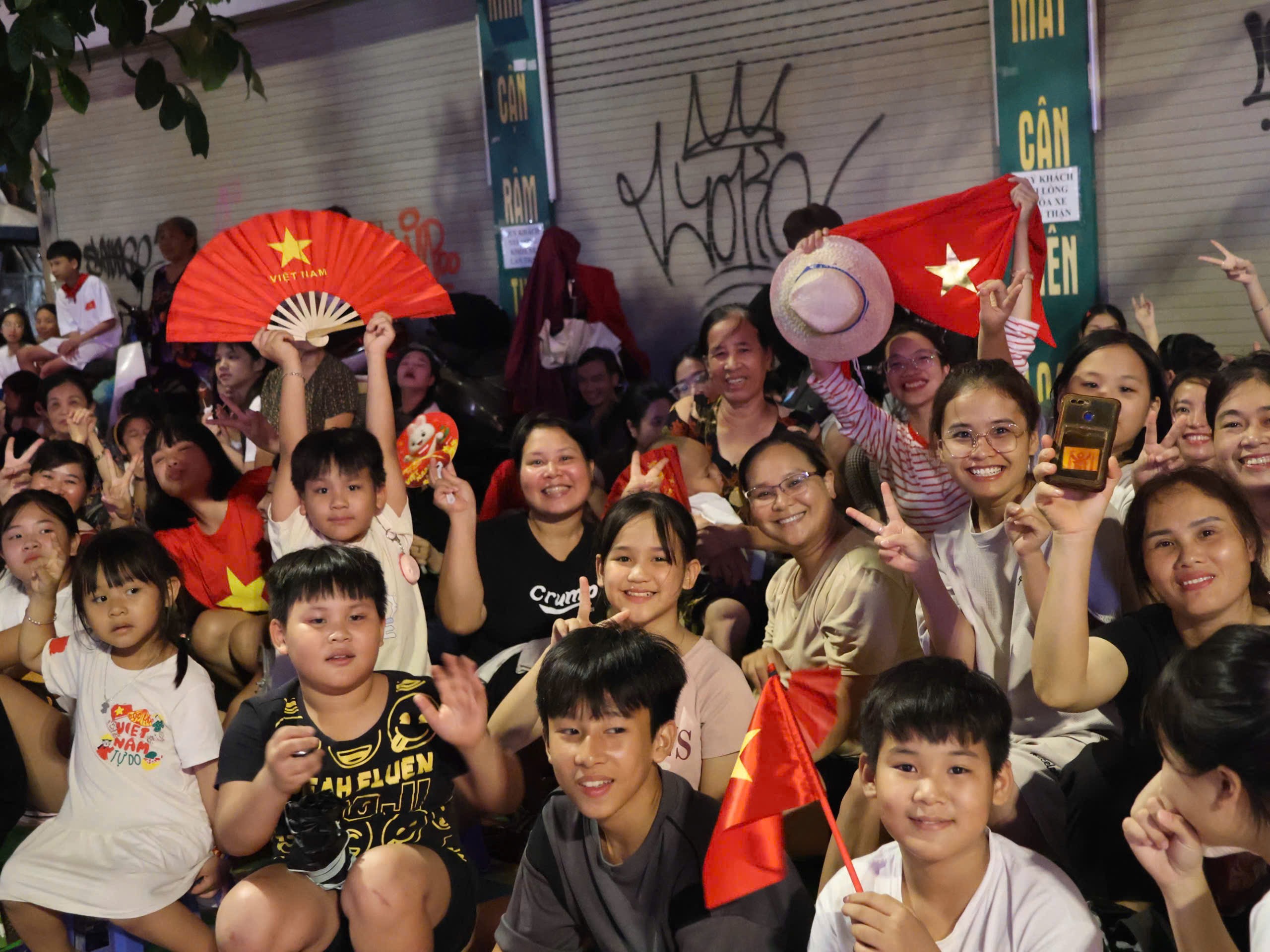 Hà Nội: Người dân thức xuyên đêm chờ xem tổng duyệt diễu binh, diễu hành A80- Ảnh 14. Hà Nội: Người dân thức xuyên đêm chờ xem tổng duyệt diễu binh, diễu hành A80- Ảnh 14.