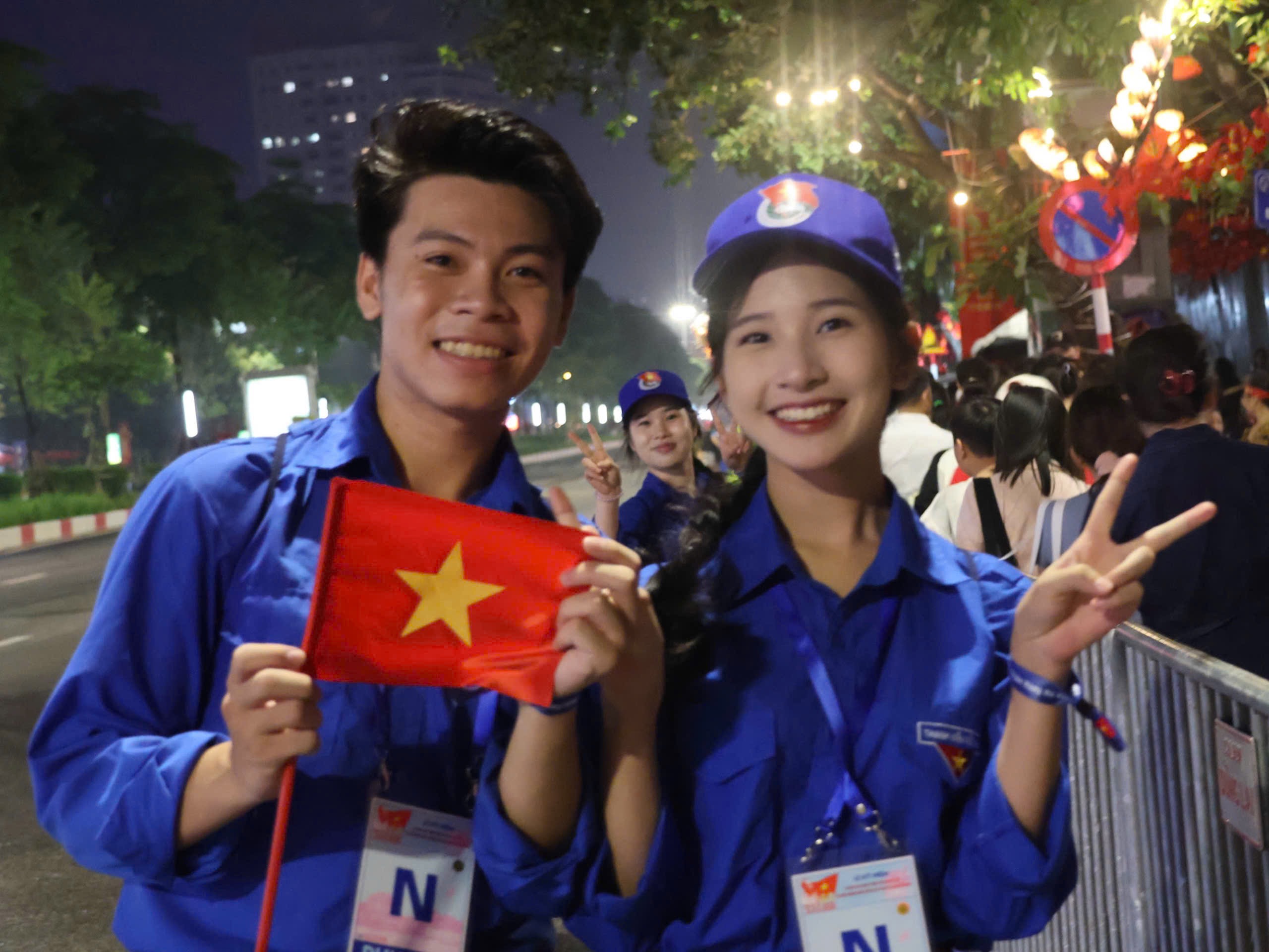 Hà Nội: Người dân thức xuyên đêm chờ xem tổng duyệt diễu binh, diễu hành A80- Ảnh 13. Hà Nội: Người dân thức xuyên đêm chờ xem tổng duyệt diễu binh, diễu hành A80- Ảnh 13.