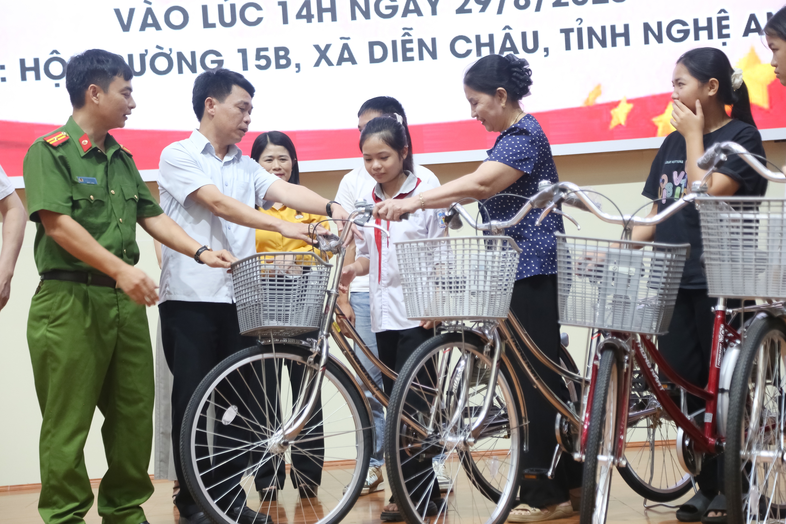 Nghệ An: Trao h&agrave;ng chục xe đạp n&acirc;ng bước học sinh c&oacute; ho&agrave;n cảnh kh&oacute; khăn tới trường- Ảnh 2.