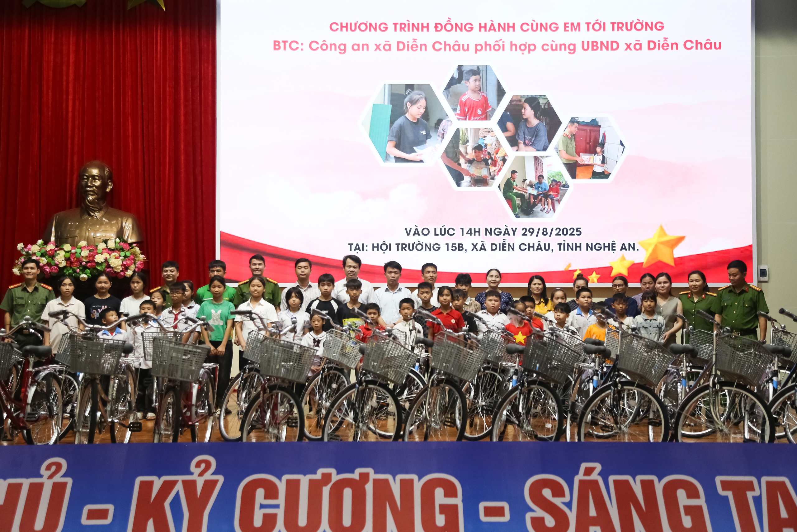 Nghệ An: Trao h&agrave;ng chục xe đạp n&acirc;ng bước học sinh c&oacute; ho&agrave;n cảnh kh&oacute; khăn tới trường- Ảnh 1.