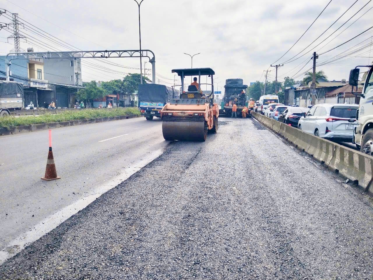 Đang gấp r&uacute;t thảm nhựa, dặm v&aacute; sửa chữa QL51 qua Đồng Nai- Ảnh 5.