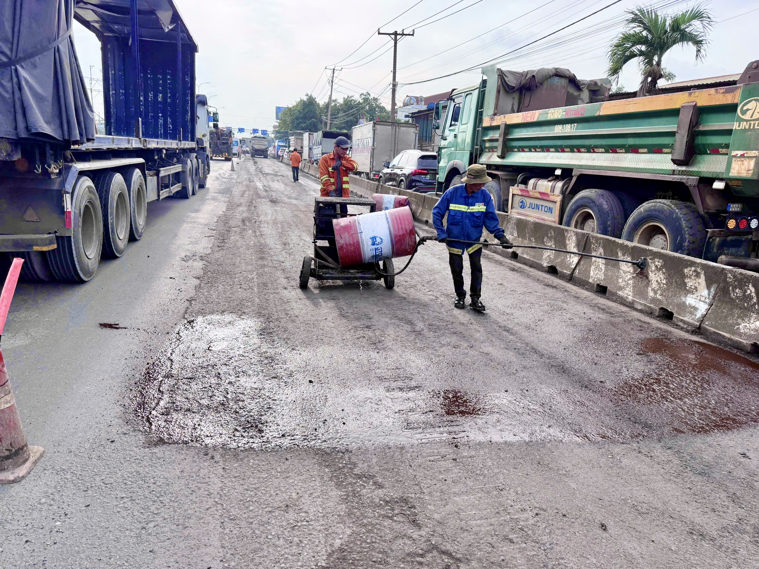 Đang gấp r&uacute;t thảm nhựa, dặm v&aacute; sửa chữa QL51 qua Đồng Nai- Ảnh 3.