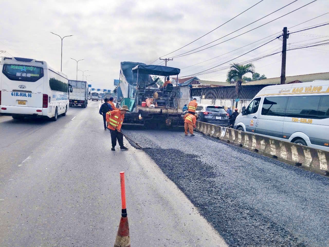 Đang gấp r&uacute;t thảm nhựa, dặm v&aacute; sửa chữa QL51 qua Đồng Nai- Ảnh 6.