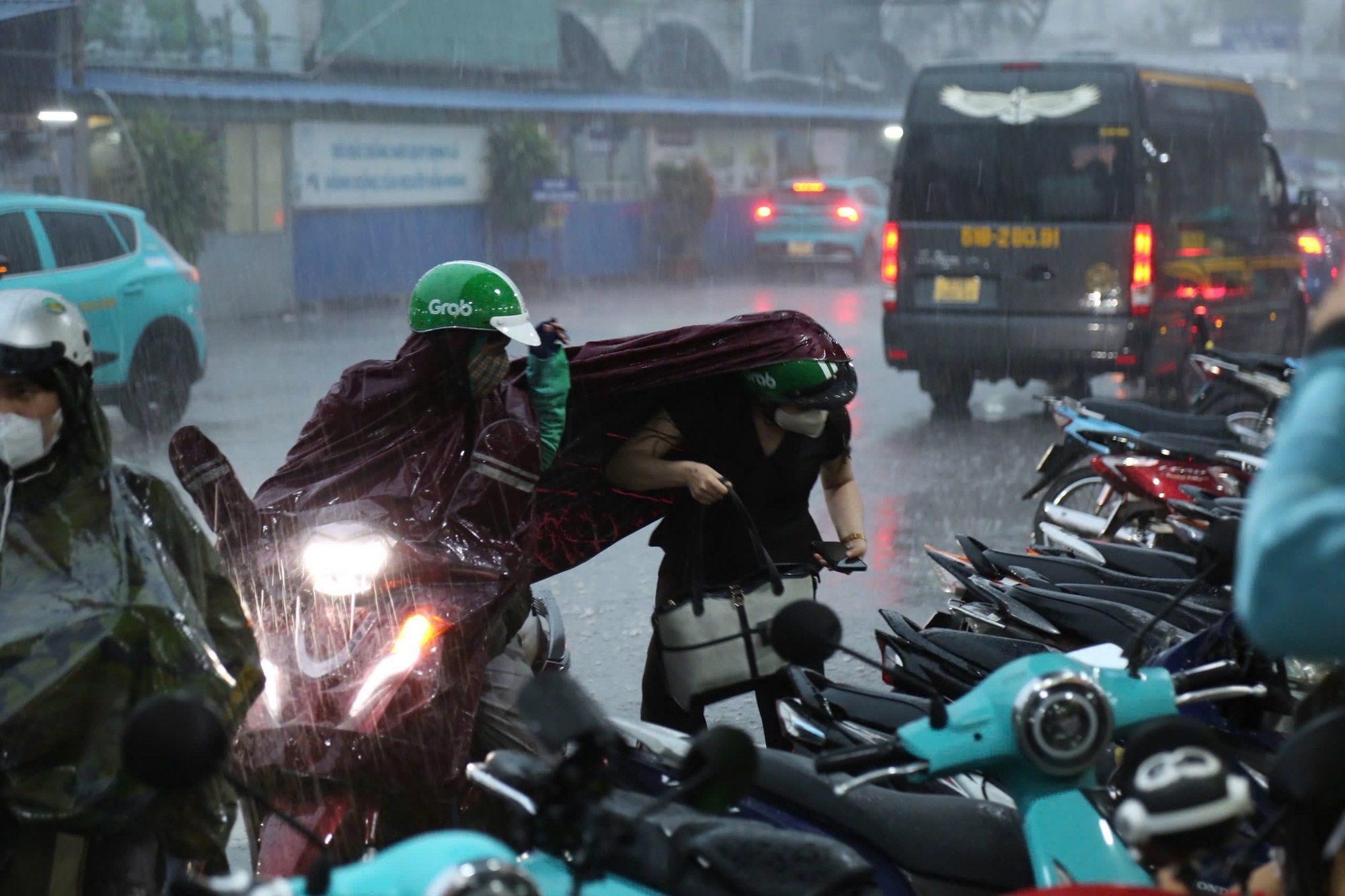 Người d&acirc;n về nghỉ lễ Quốc kh&aacute;nh 2/9, cửa ng&otilde; TP.HCM đ&ocirc;ng nghẹt- Ảnh 13.