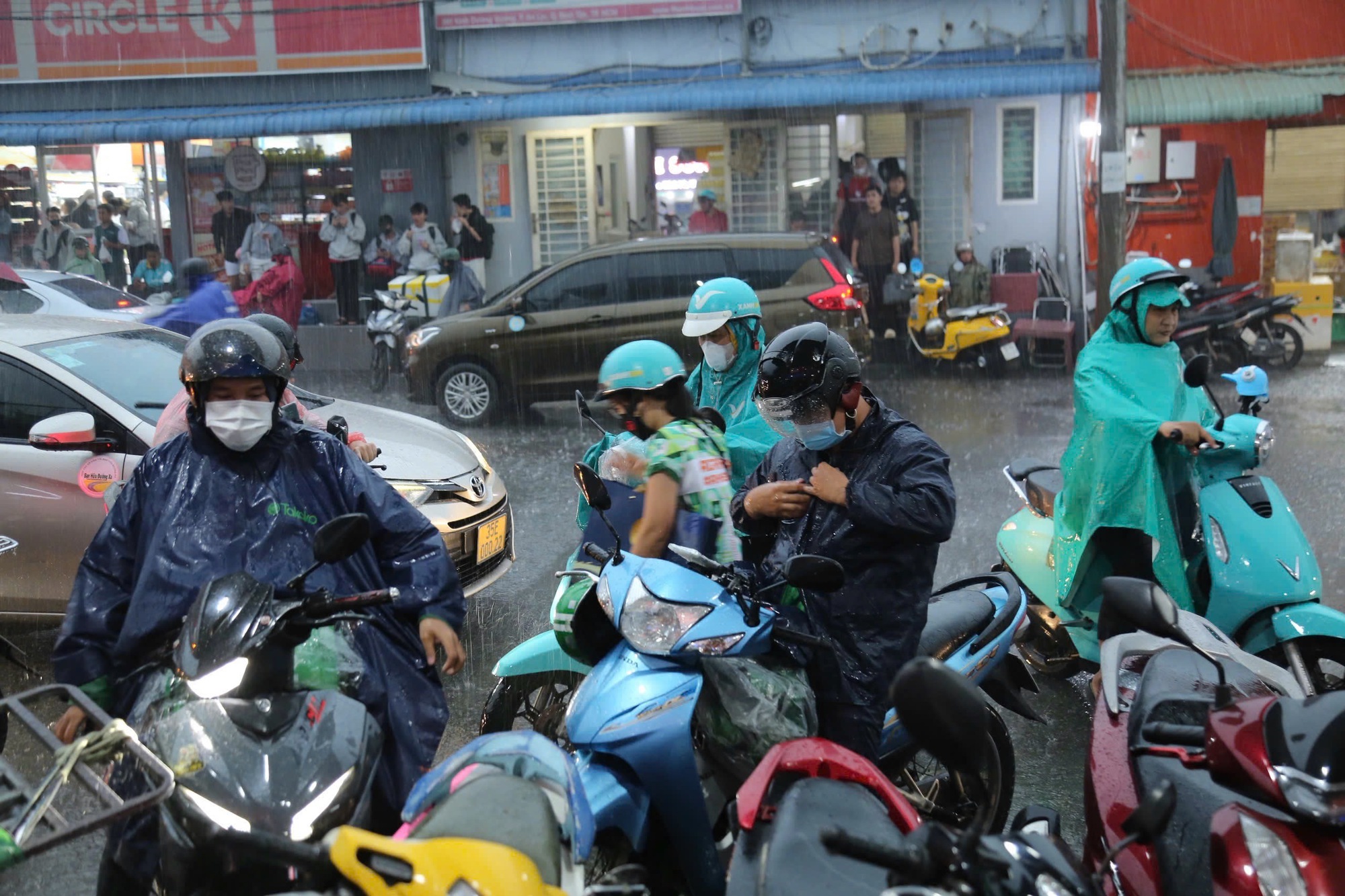 Người d&acirc;n về nghỉ lễ Quốc kh&aacute;nh 2/9, cửa ng&otilde; TP.HCM đ&ocirc;ng nghẹt- Ảnh 10.