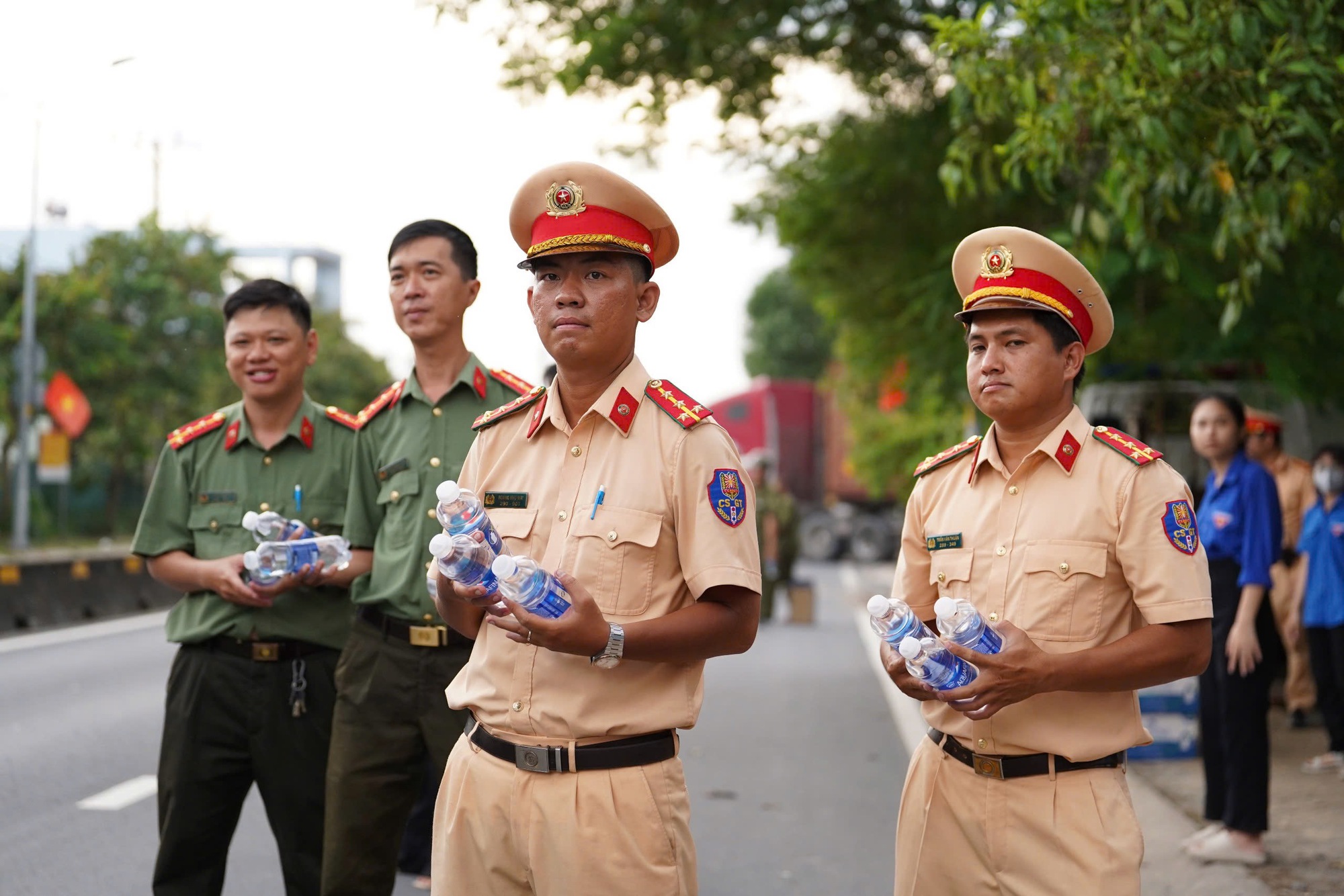 Người d&acirc;n về nghỉ lễ Quốc kh&aacute;nh 2/9, cửa ng&otilde; TP.HCM đ&ocirc;ng nghẹt- Ảnh 12.