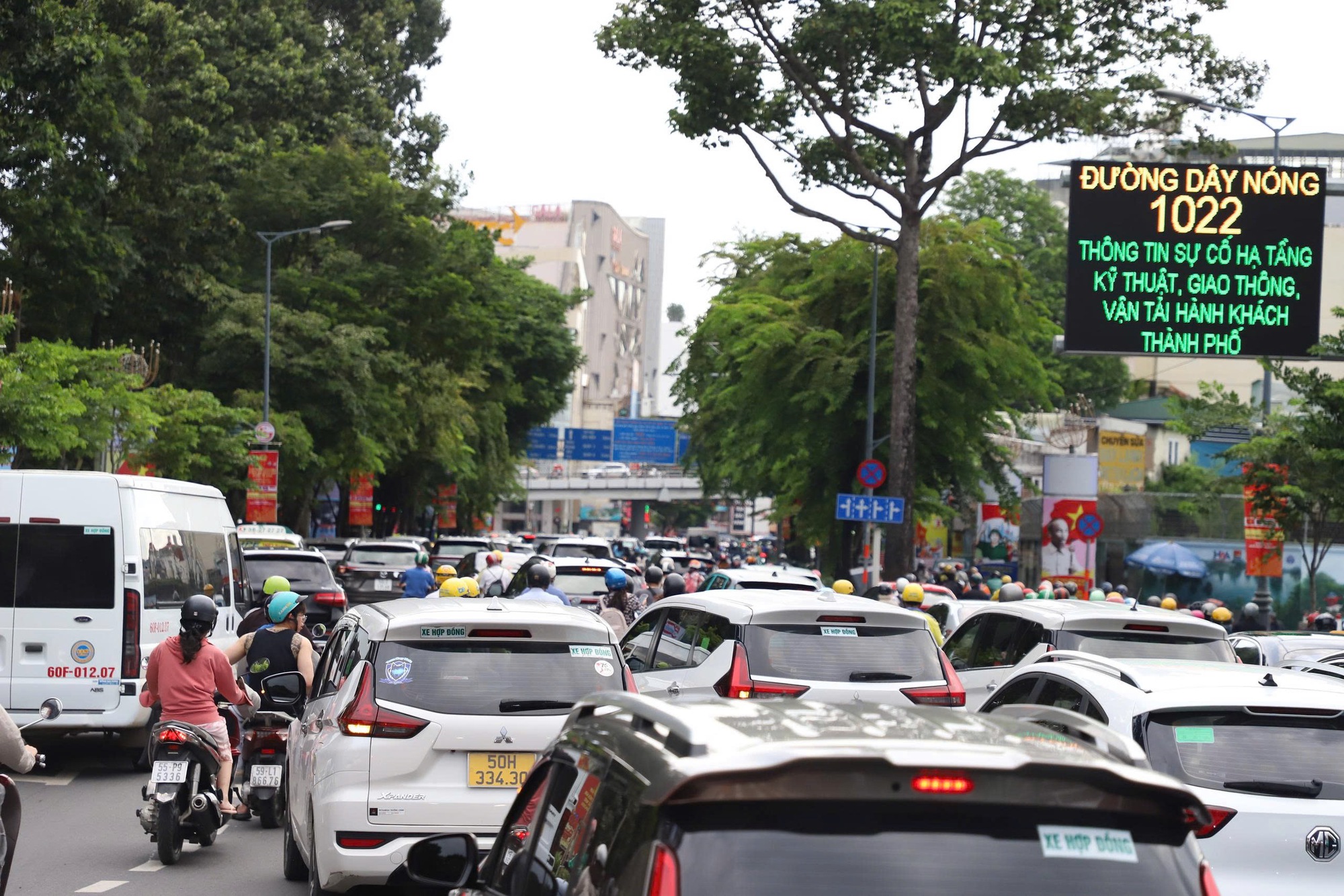 Người d&acirc;n về nghỉ lễ Quốc kh&aacute;nh 2/9, cửa ng&otilde; TP.HCM đ&ocirc;ng nghẹt- Ảnh 4.