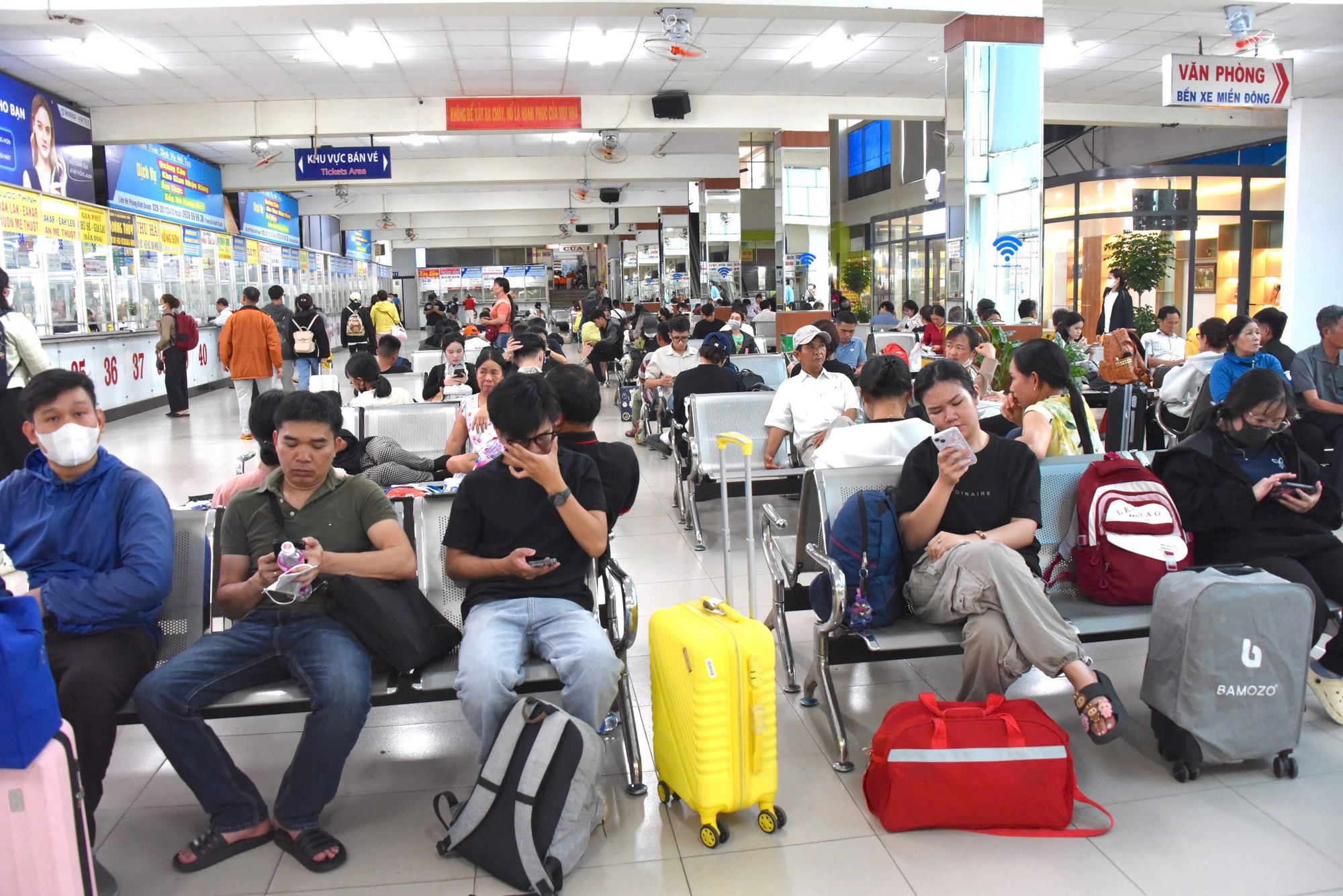 Người d&acirc;n về nghỉ lễ Quốc kh&aacute;nh 2/9, cửa ng&otilde; TP.HCM đ&ocirc;ng nghẹt- Ảnh 7.