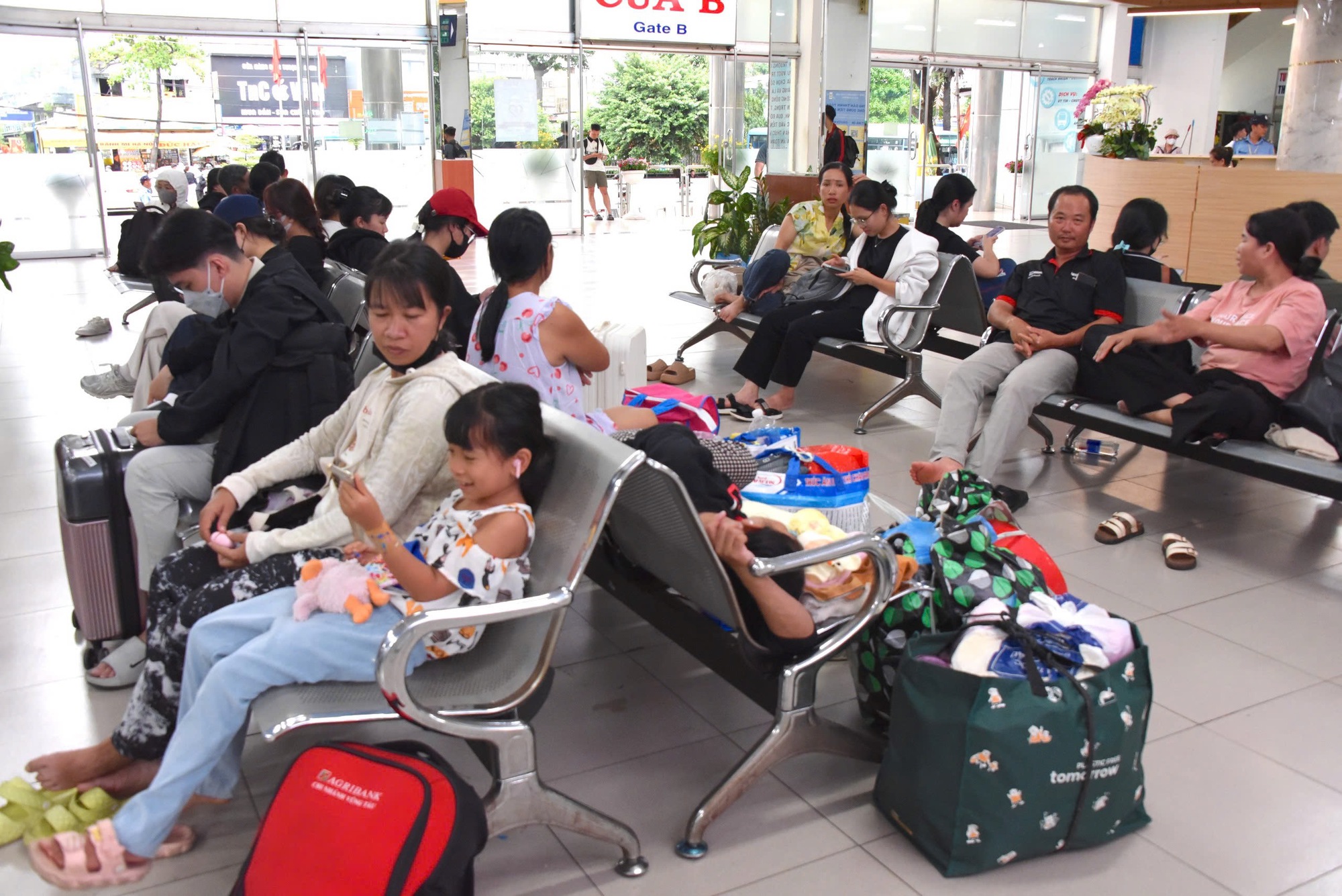 Người d&acirc;n về nghỉ lễ Quốc kh&aacute;nh 2/9, cửa ng&otilde; TP.HCM đ&ocirc;ng nghẹt- Ảnh 14.