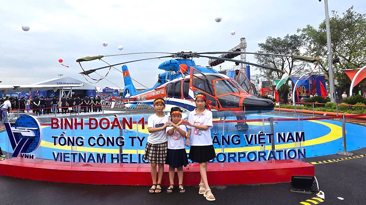Người d&acirc;n h&agrave;o hứng trải nghiệm &ldquo;Kh&aacute;t vọng bầu trời" ở khu triển l&atilde;m hơn 10.000m2- Ảnh 11.