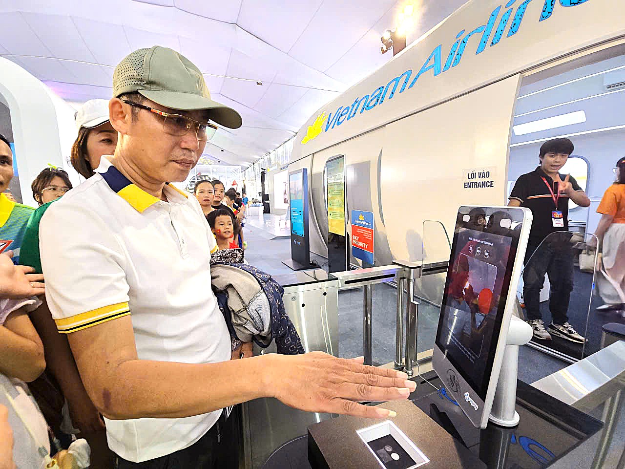 Người d&acirc;n h&agrave;o hứng trải nghiệm &ldquo;Kh&aacute;t vọng bầu trời" ở khu triển l&atilde;m hơn 10.000m2- Ảnh 17.