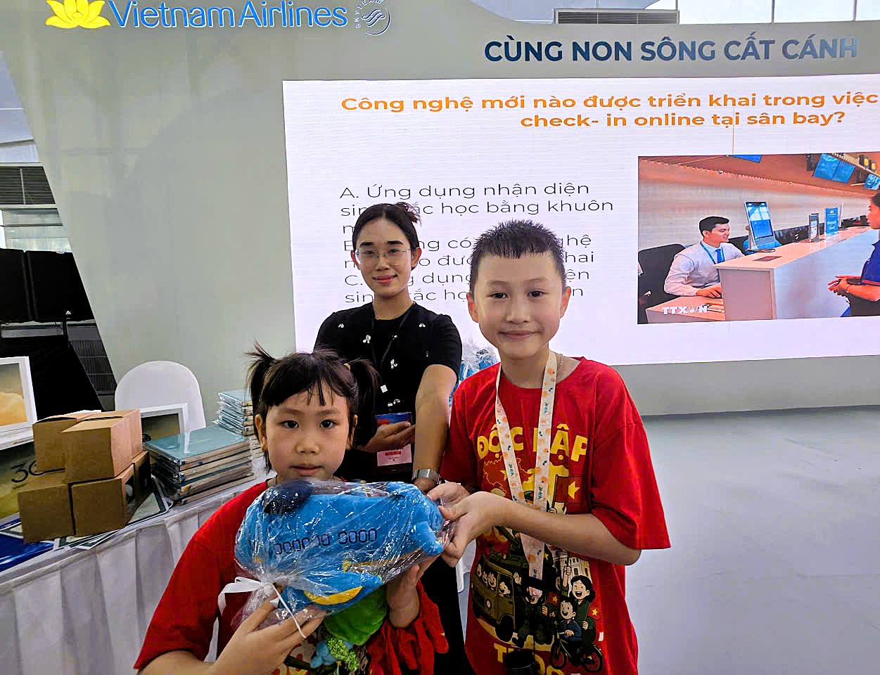 Người d&acirc;n h&agrave;o hứng trải nghiệm &ldquo;Kh&aacute;t vọng bầu trời" ở khu triển l&atilde;m hơn 10.000m2- Ảnh 31.