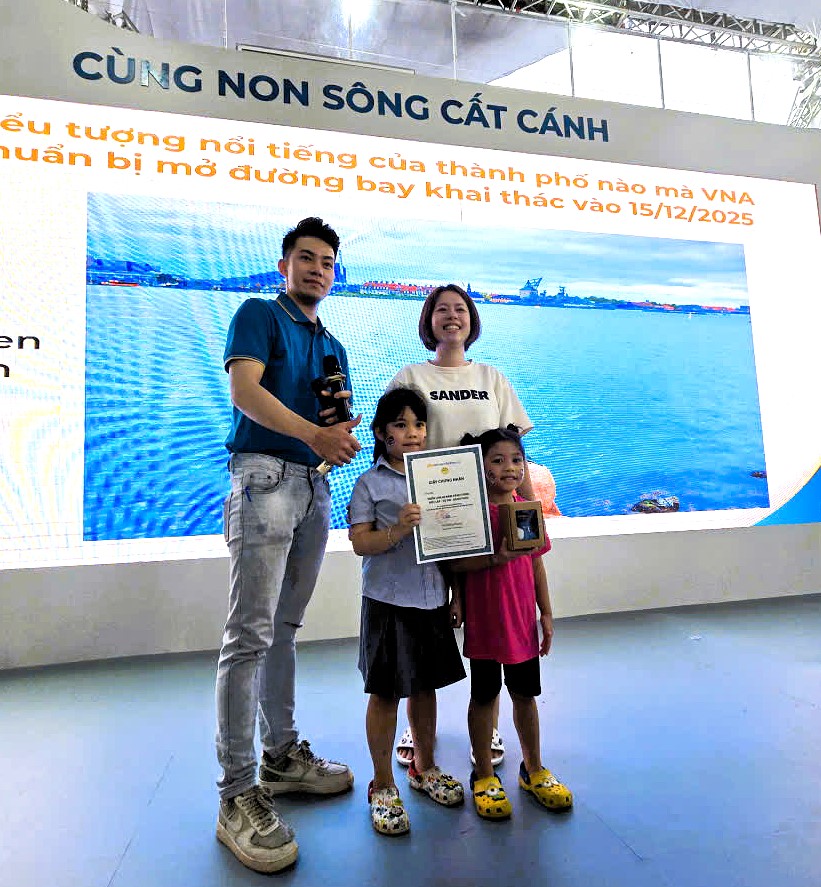 Người d&acirc;n h&agrave;o hứng trải nghiệm &ldquo;Kh&aacute;t vọng bầu trời" ở khu triển l&atilde;m hơn 10.000m2- Ảnh 33.