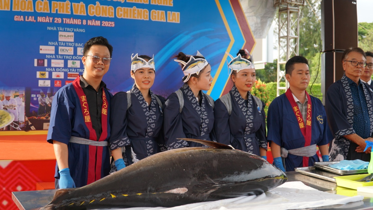 Cá ngừ đại dương và bánh mì khổng lồ tạo dấu ấn tại lễ hội ẩm thực Gia Lai- Ảnh 1. Cá ngừ đại dương và bánh mì khổng lồ tạo dấu ấn tại lễ hội ẩm thực Gia Lai- Ảnh 1.