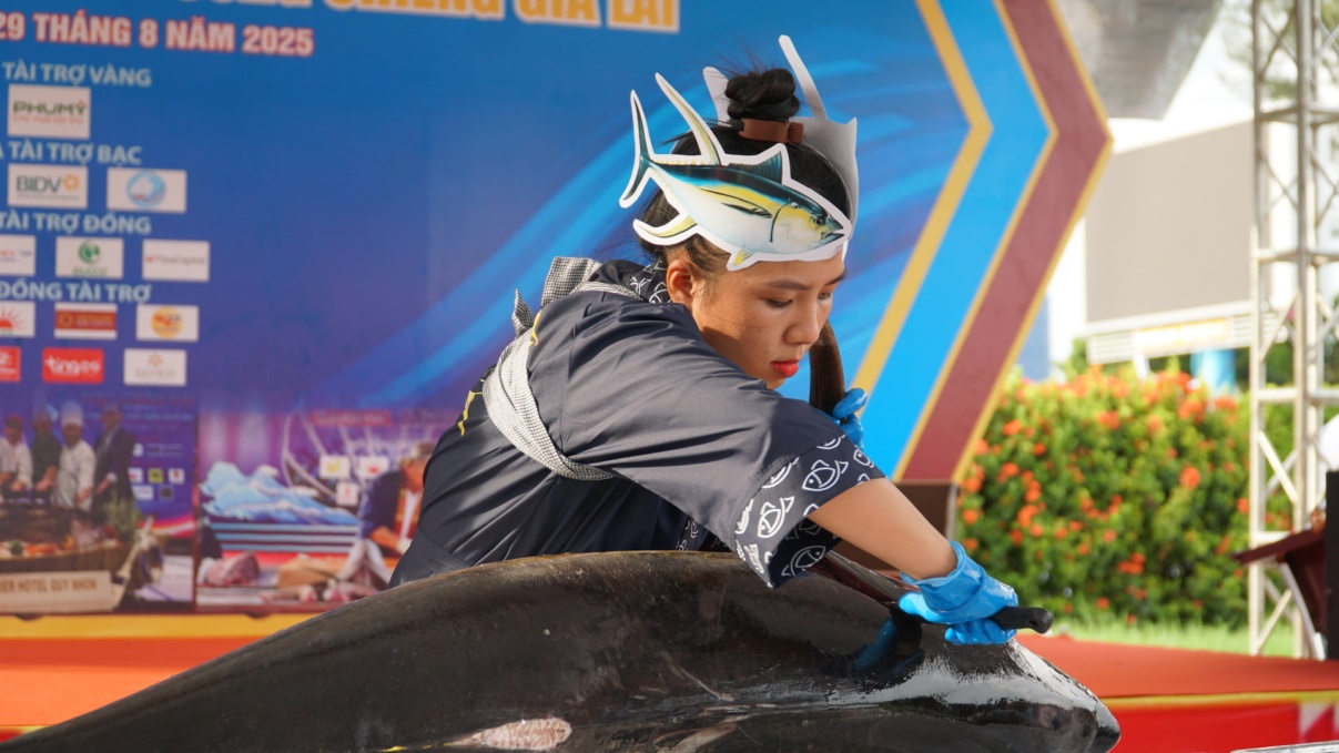 Cá ngừ đại dương và bánh mì khổng lồ tạo dấu ấn tại lễ hội ẩm thực Gia Lai- Ảnh 2. Cá ngừ đại dương và bánh mì khổng lồ tạo dấu ấn tại lễ hội ẩm thực Gia Lai- Ảnh 2.