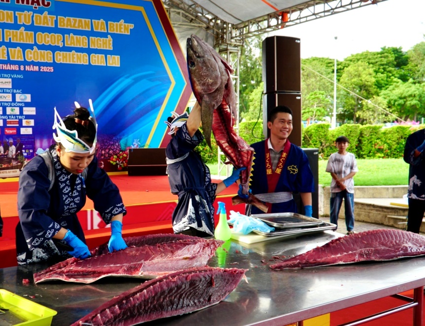 Cá ngừ đại dương và bánh mì khổng lồ tạo dấu ấn tại lễ hội ẩm thực Gia Lai- Ảnh 4. Cá ngừ đại dương và bánh mì khổng lồ tạo dấu ấn tại lễ hội ẩm thực Gia Lai- Ảnh 4.