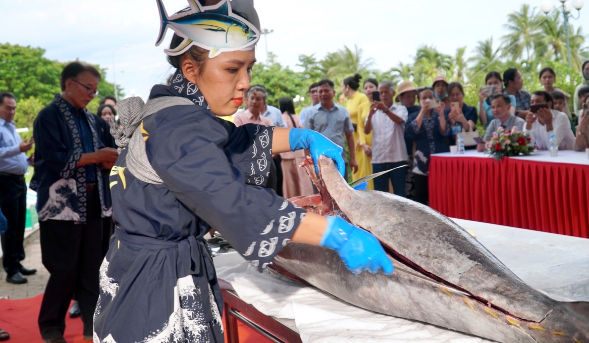 Cá ngừ đại dương và bánh mì khổng lồ tạo dấu ấn tại lễ hội ẩm thực Gia Lai- Ảnh 5. Cá ngừ đại dương và bánh mì khổng lồ tạo dấu ấn tại lễ hội ẩm thực Gia Lai- Ảnh 5.
