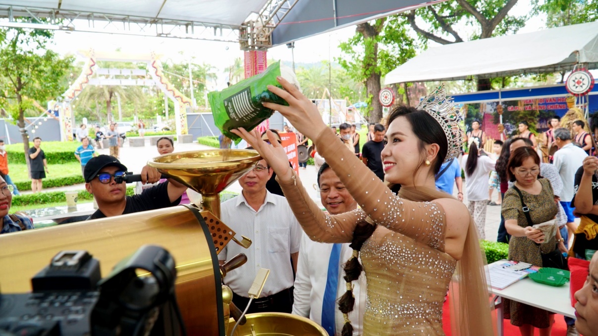 Cá ngừ đại dương và bánh mì khổng lồ tạo dấu ấn tại lễ hội ẩm thực Gia Lai- Ảnh 8. Cá ngừ đại dương và bánh mì khổng lồ tạo dấu ấn tại lễ hội ẩm thực Gia Lai- Ảnh 8.