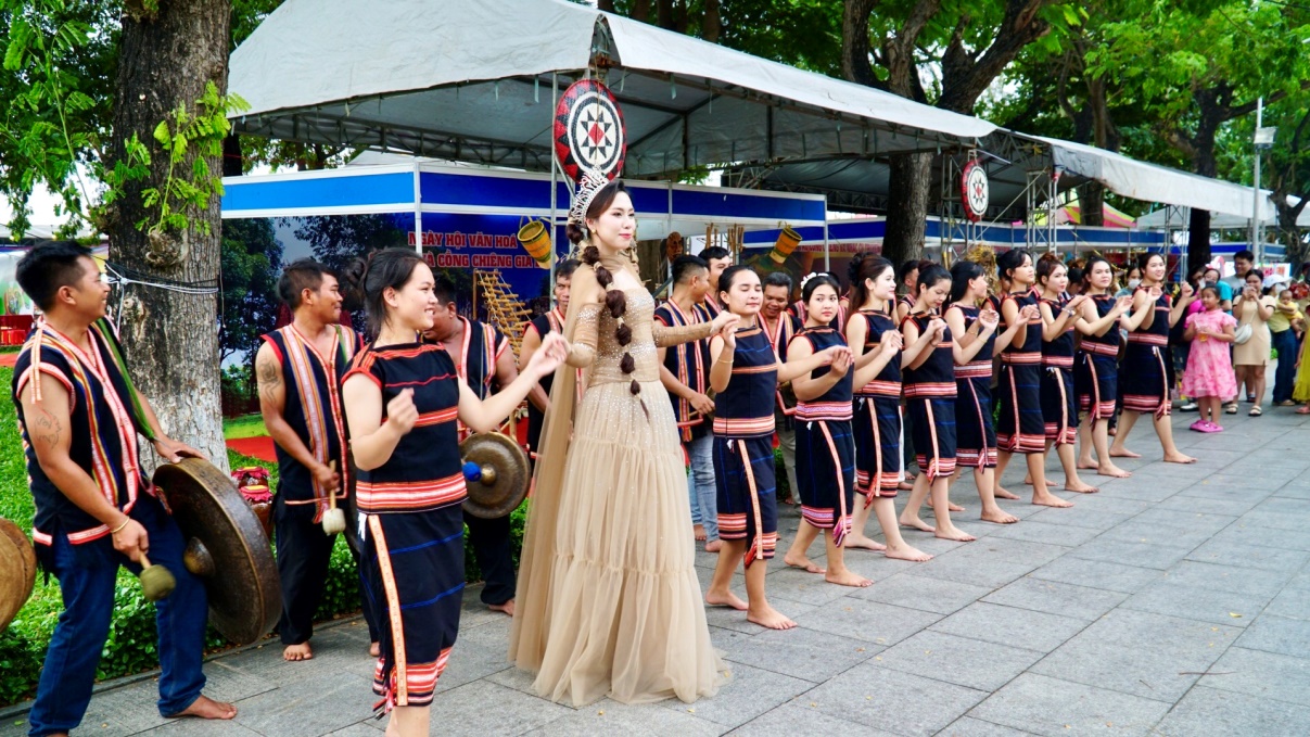 Cá ngừ đại dương và bánh mì khổng lồ tạo dấu ấn tại lễ hội ẩm thực Gia Lai- Ảnh 9. Cá ngừ đại dương và bánh mì khổng lồ tạo dấu ấn tại lễ hội ẩm thực Gia Lai- Ảnh 9.