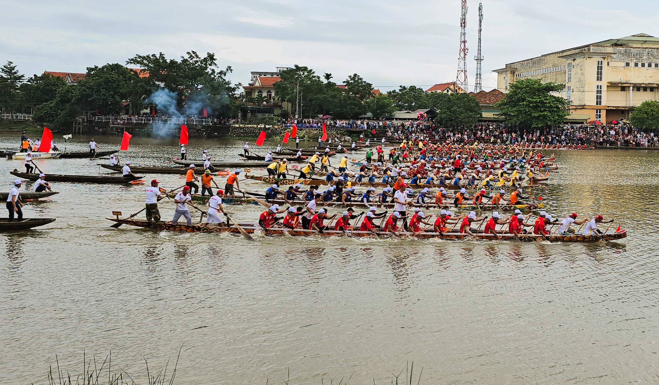 Sôi nổi lễ hội đua thuyền mừng Tết Độc lập trên sông Kiến Giang- Ảnh 2. Sôi nổi lễ hội đua thuyền mừng Tết Độc lập trên sông Kiến Giang- Ảnh 2.