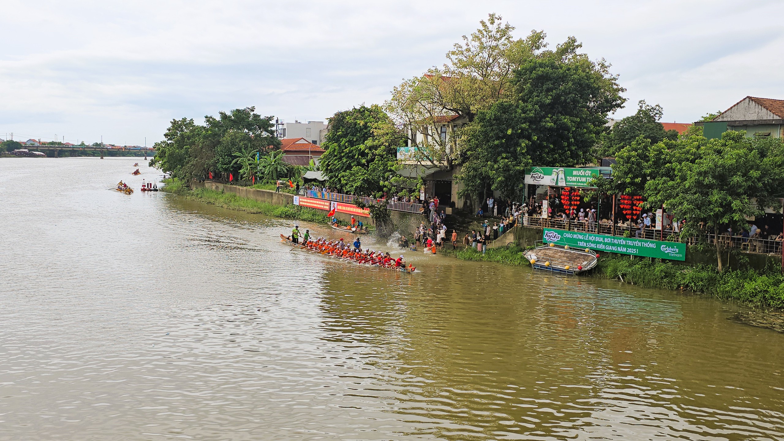 Sôi nổi lễ hội đua thuyền mừng Tết Độc lập trên sông Kiến Giang- Ảnh 4. Sôi nổi lễ hội đua thuyền mừng Tết Độc lập trên sông Kiến Giang- Ảnh 4.