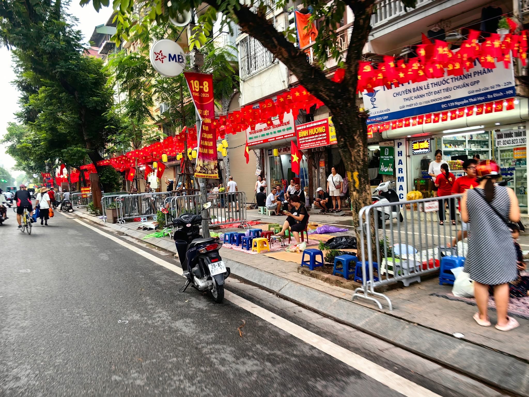 Đội mưa, thức xuy&ecirc;n đ&ecirc;m giữ chỗ xem tổng duyệt diễu binh, diễu h&agrave;nh trước 30 tiếng- Ảnh 19.