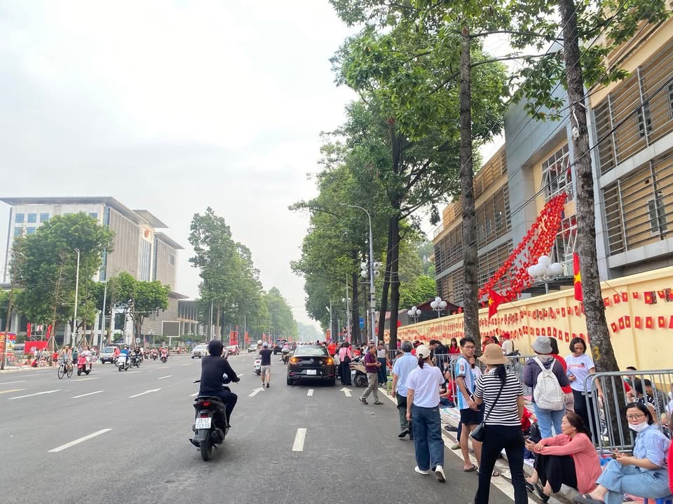 Đội mưa, thức xuy&ecirc;n đ&ecirc;m giữ chỗ xem tổng duyệt diễu binh, diễu h&agrave;nh trước 30 tiếng- Ảnh 20.