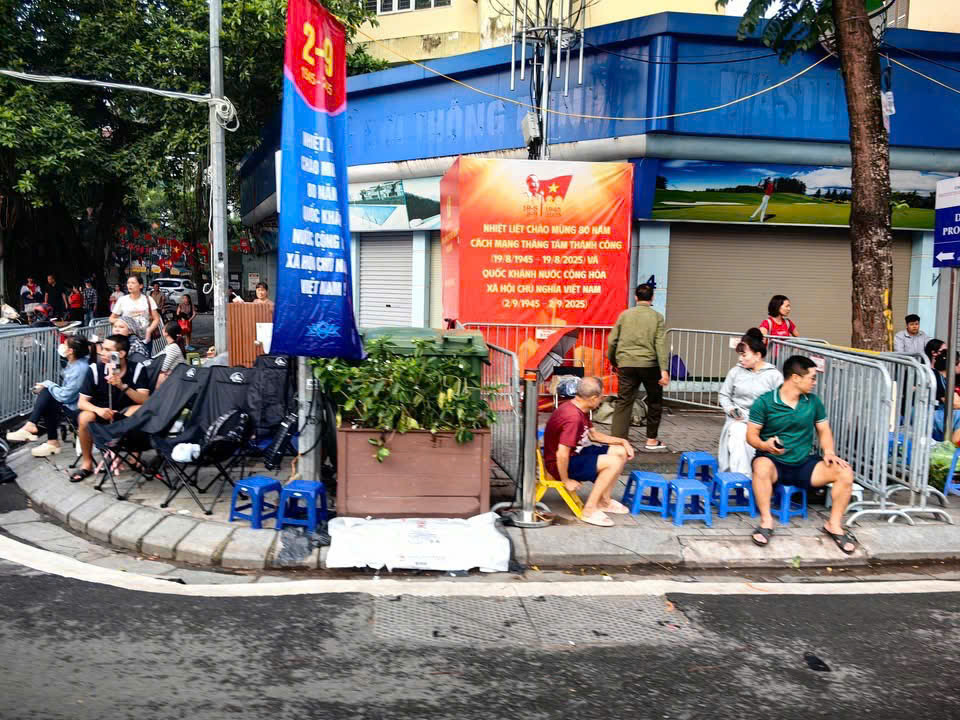 Đội mưa, thức xuy&ecirc;n đ&ecirc;m giữ chỗ xem tổng duyệt diễu binh, diễu h&agrave;nh trước 30 tiếng- Ảnh 18.
