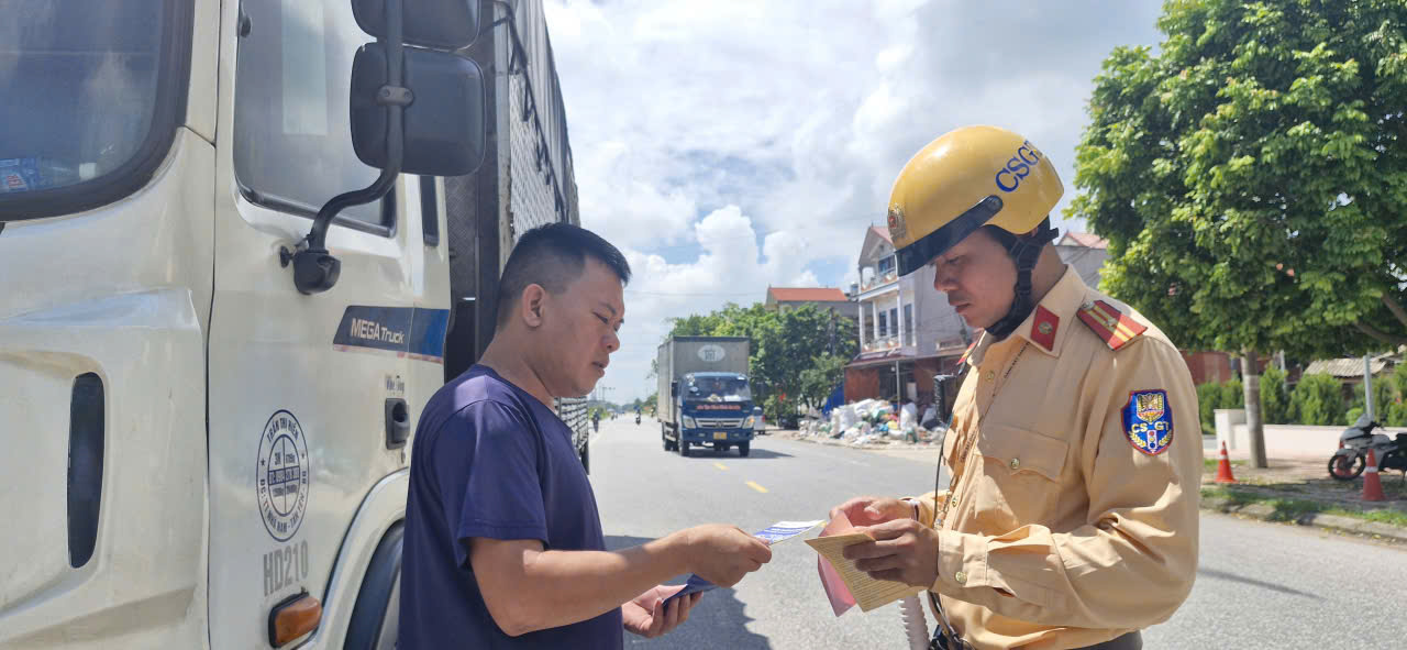 Bắc Ninh: TNGT giảm s&acirc;u sau một th&aacute;ng tổng kiểm so&aacute;t phương tiện kinh doanh vận tải- Ảnh 2.