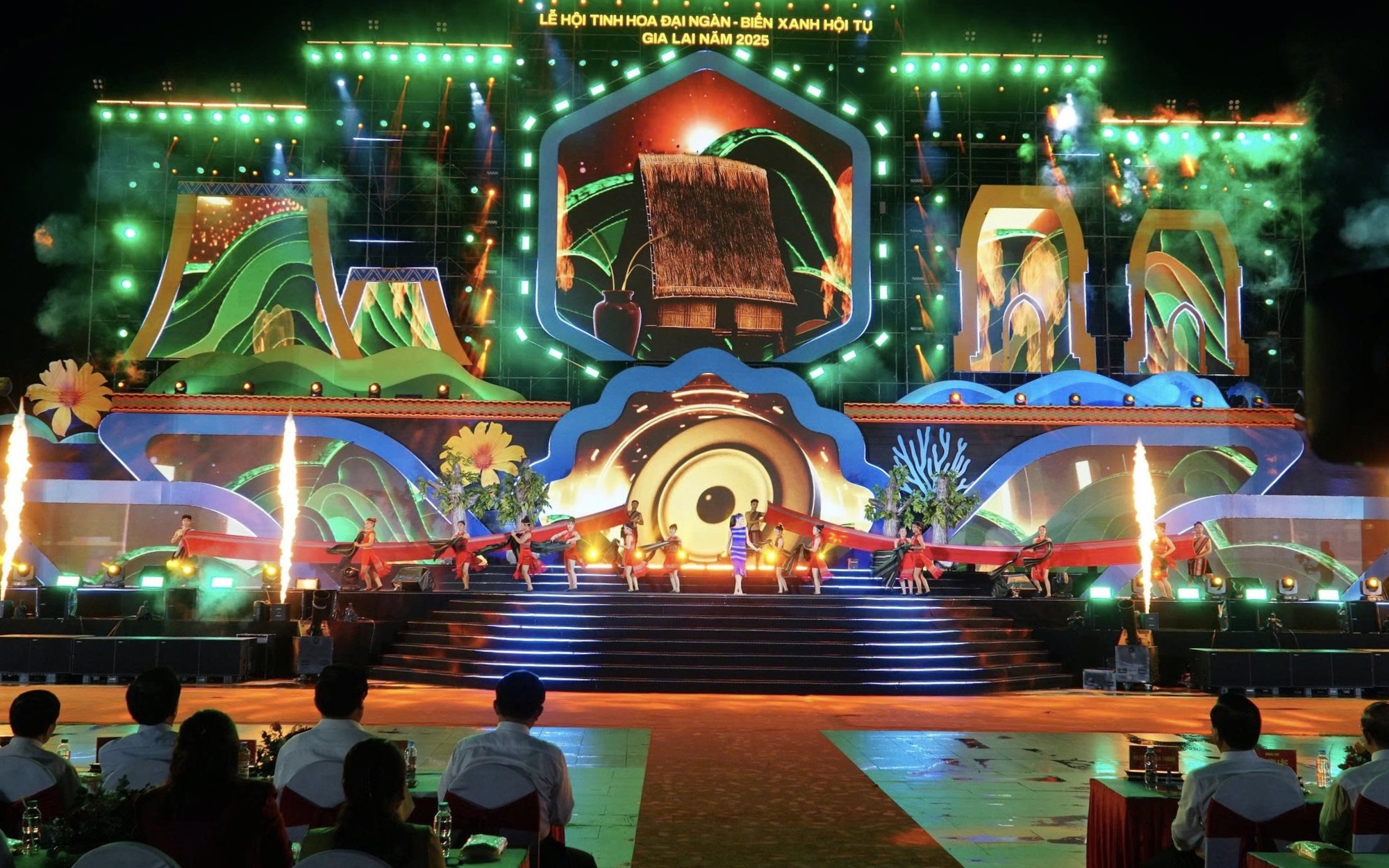 Gia Lai rực rỡ đ&ecirc;m khai hội &ldquo;Tinh hoa Đại ng&agrave;n - Biển xanh hội tụ&rdquo;