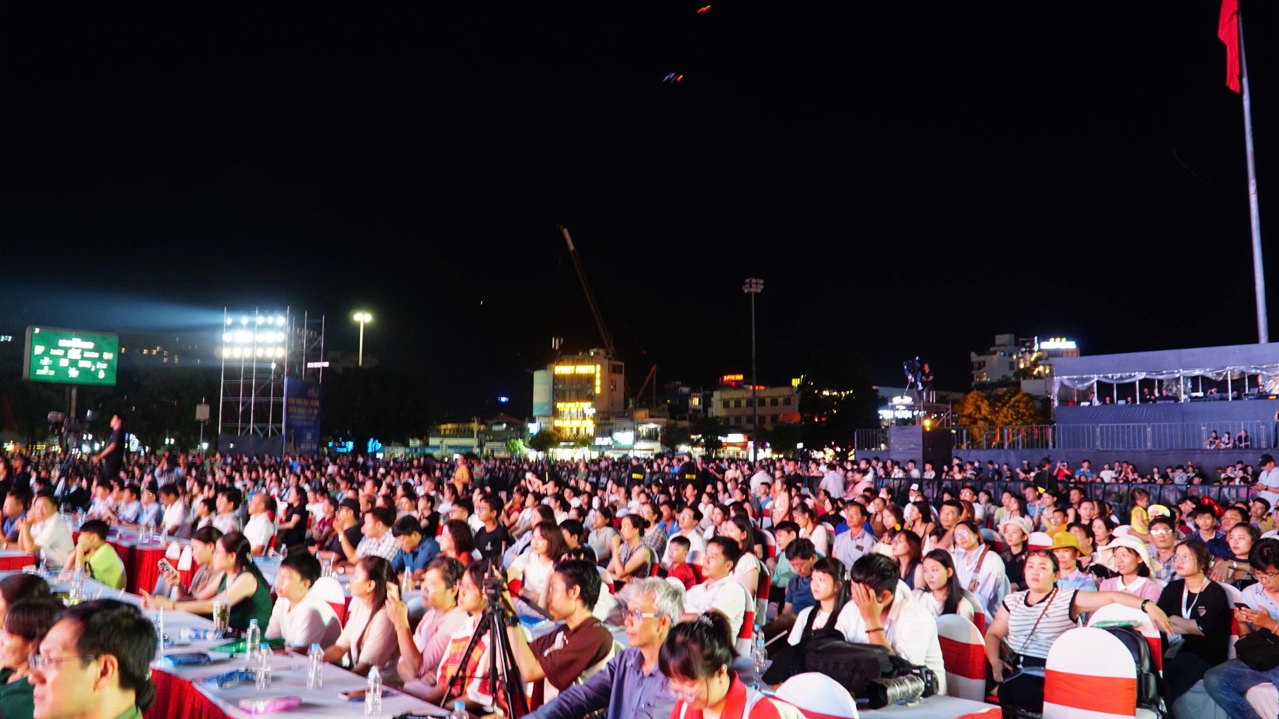 Gia Lai rực rỡ đ&ecirc;m khai hội &ldquo;Tinh hoa Đại ng&agrave;n - Biển xanh hội tụ&rdquo;- Ảnh 3.