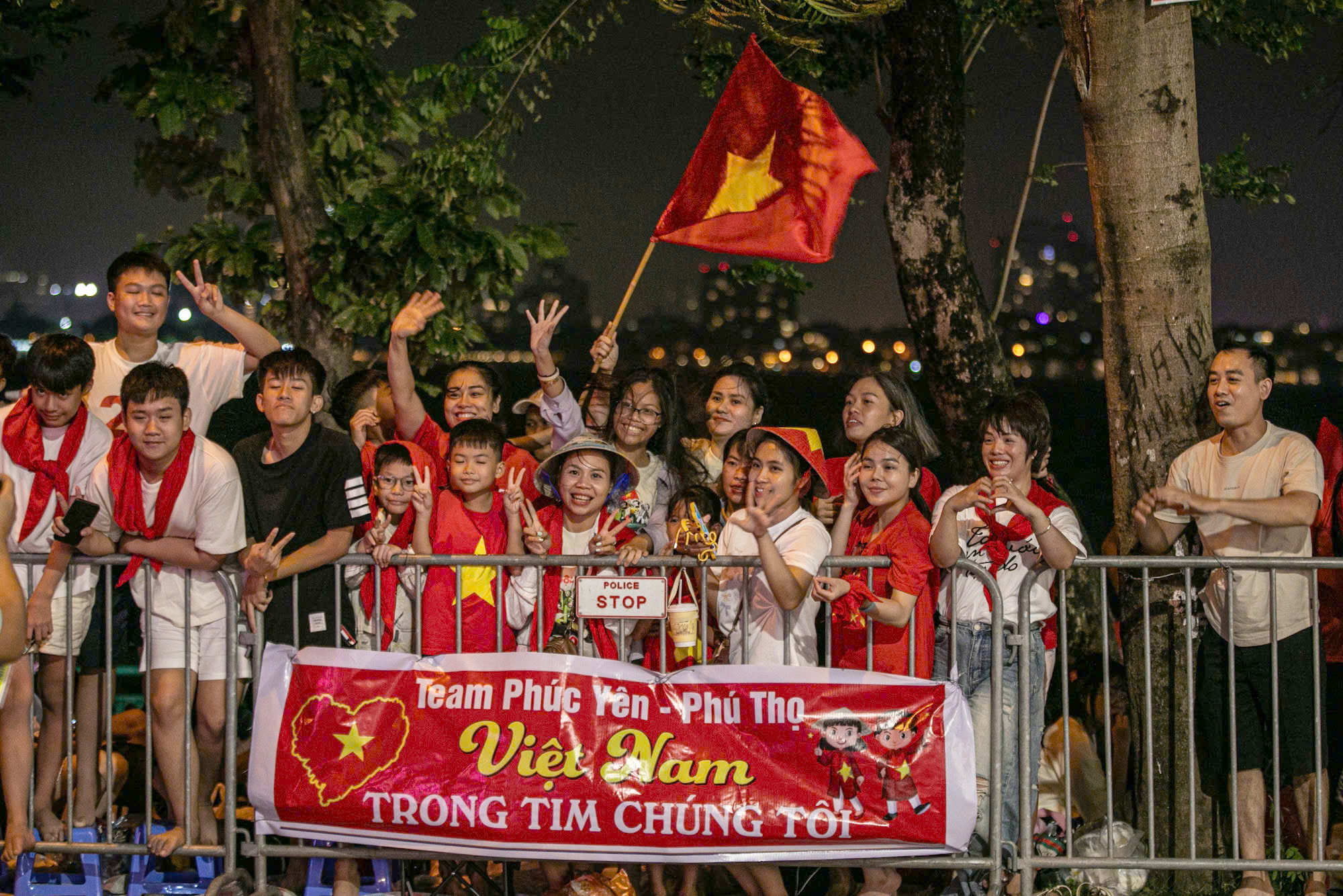 Quân và dân hòa chung nhịp đập, ca hát xuyên đêm chờ tổng duyệt diễu binh, diễu hành- Ảnh 12. Quân và dân hòa chung nhịp đập, ca hát xuyên đêm chờ tổng duyệt diễu binh, diễu hành- Ảnh 12.