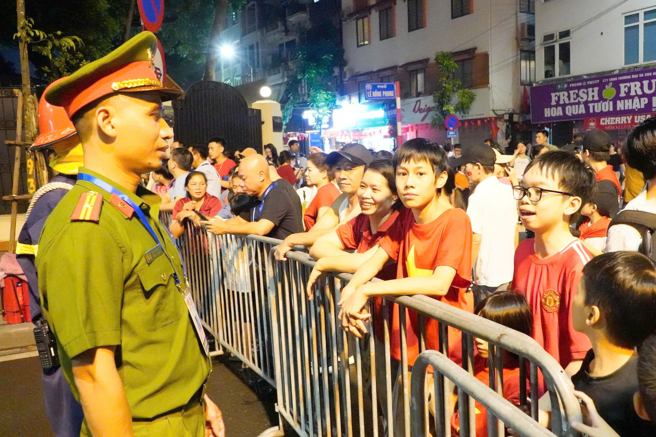 Quân và dân hòa chung nhịp đập, ca hát xuyên đêm chờ tổng duyệt diễu binh, diễu hành- Ảnh 6. Quân và dân hòa chung nhịp đập, ca hát xuyên đêm chờ tổng duyệt diễu binh, diễu hành- Ảnh 6.