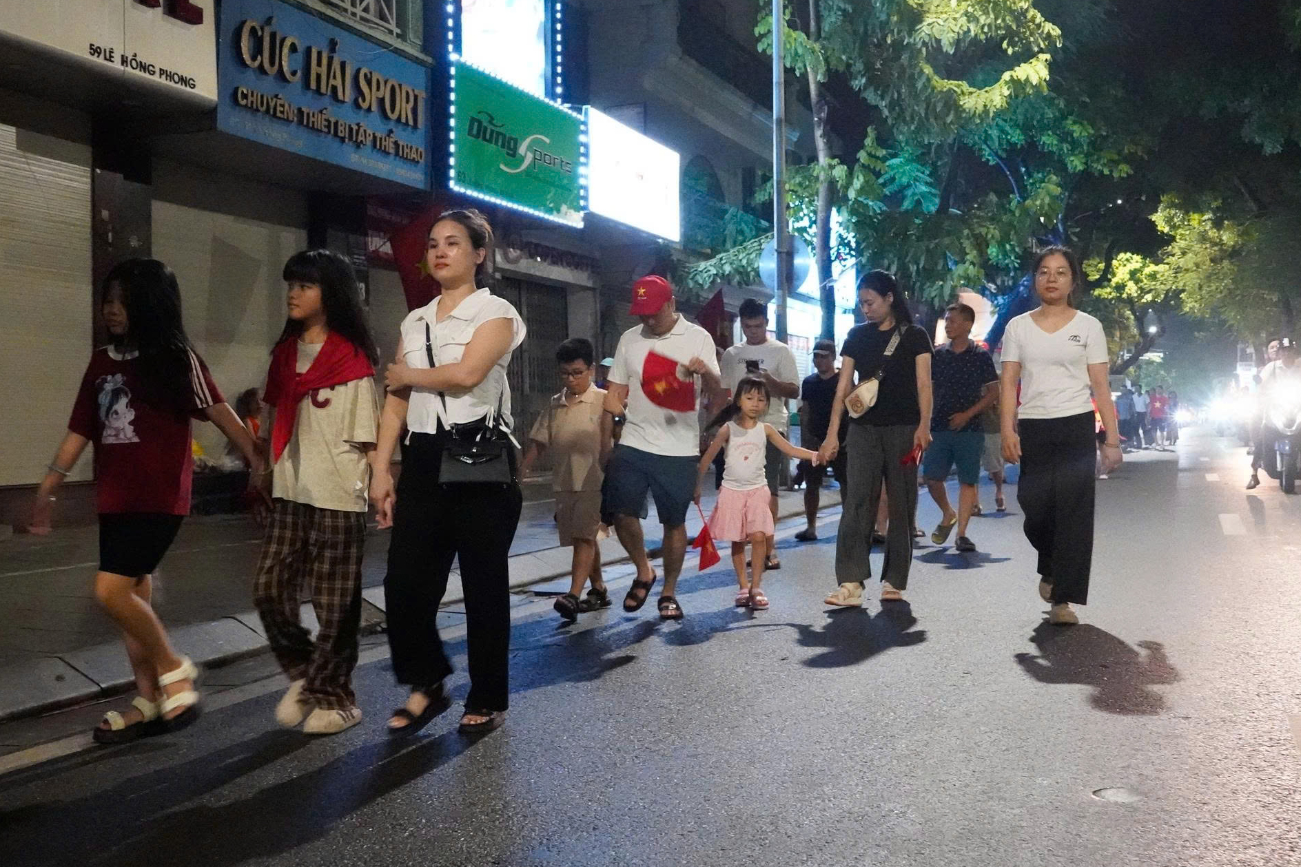 Quân và dân hòa chung nhịp đập, ca hát xuyên đêm chờ tổng duyệt diễu binh, diễu hành- Ảnh 13. Quân và dân hòa chung nhịp đập, ca hát xuyên đêm chờ tổng duyệt diễu binh, diễu hành- Ảnh 13.