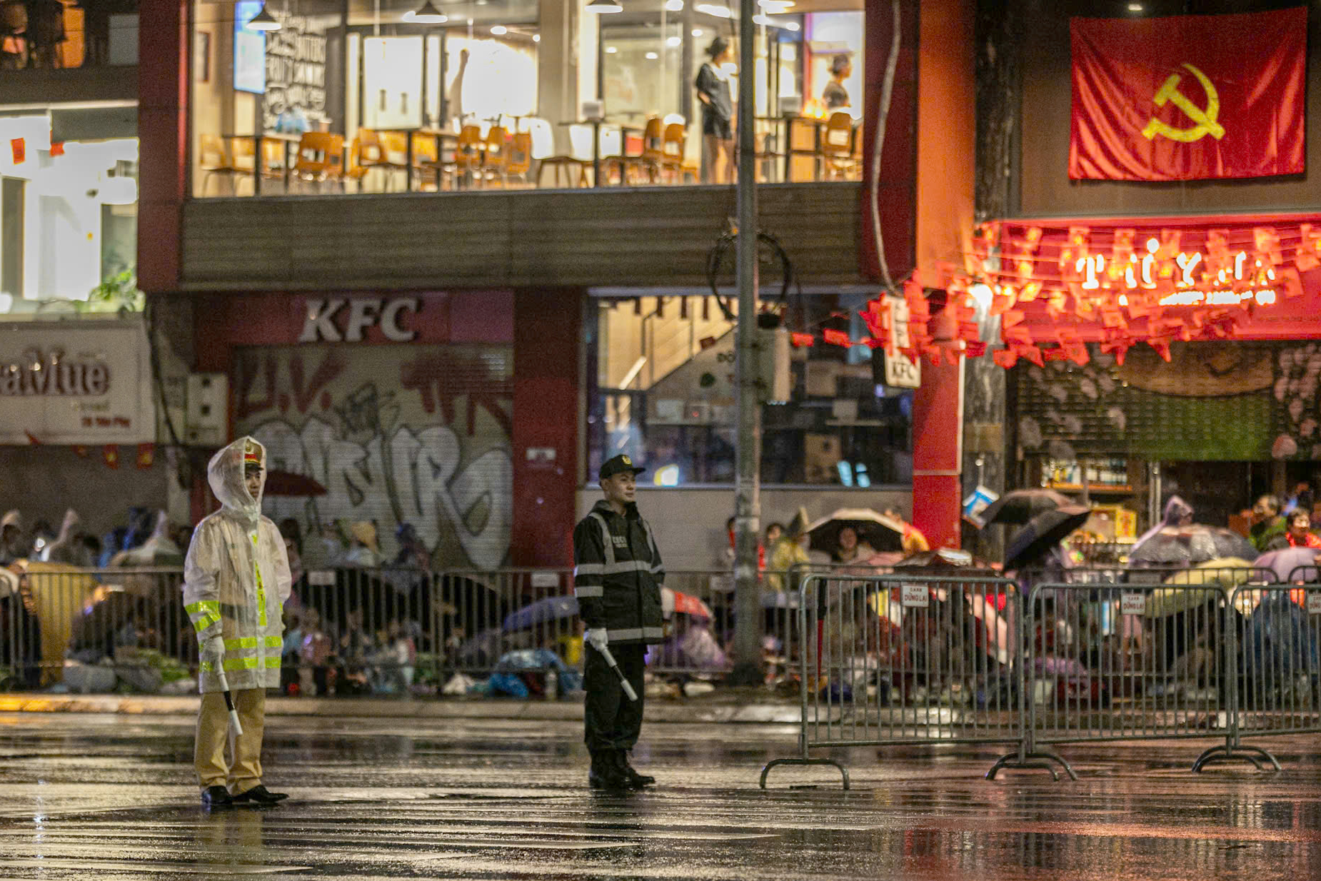 Quân và dân hòa chung nhịp đập, ca hát xuyên đêm chờ tổng duyệt diễu binh, diễu hành- Ảnh 9. Quân và dân hòa chung nhịp đập, ca hát xuyên đêm chờ tổng duyệt diễu binh, diễu hành- Ảnh 9.