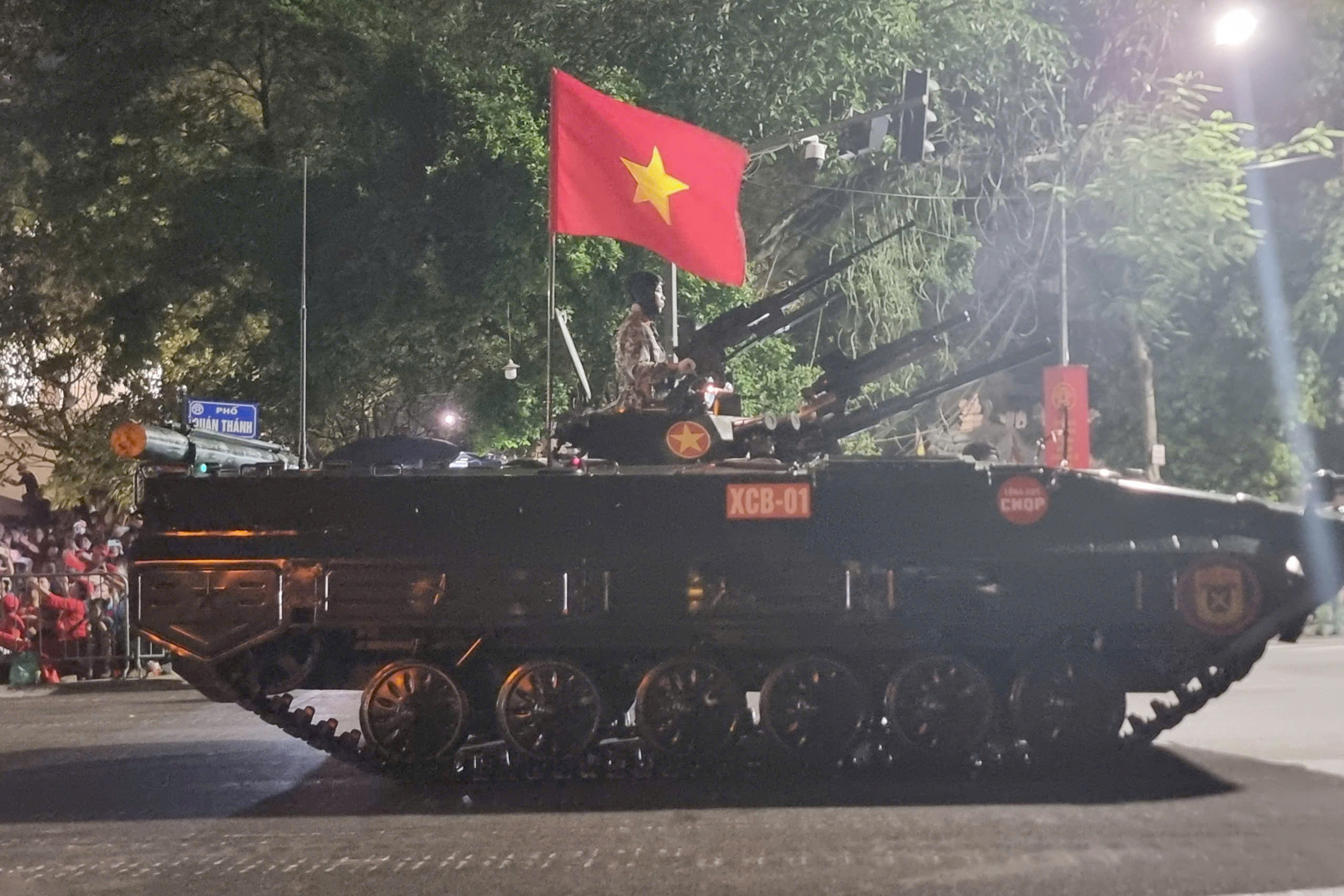 Quân và dân hòa chung nhịp đập, ca hát xuyên đêm chờ tổng duyệt diễu binh, diễu hành- Ảnh 8. Quân và dân hòa chung nhịp đập, ca hát xuyên đêm chờ tổng duyệt diễu binh, diễu hành- Ảnh 8.