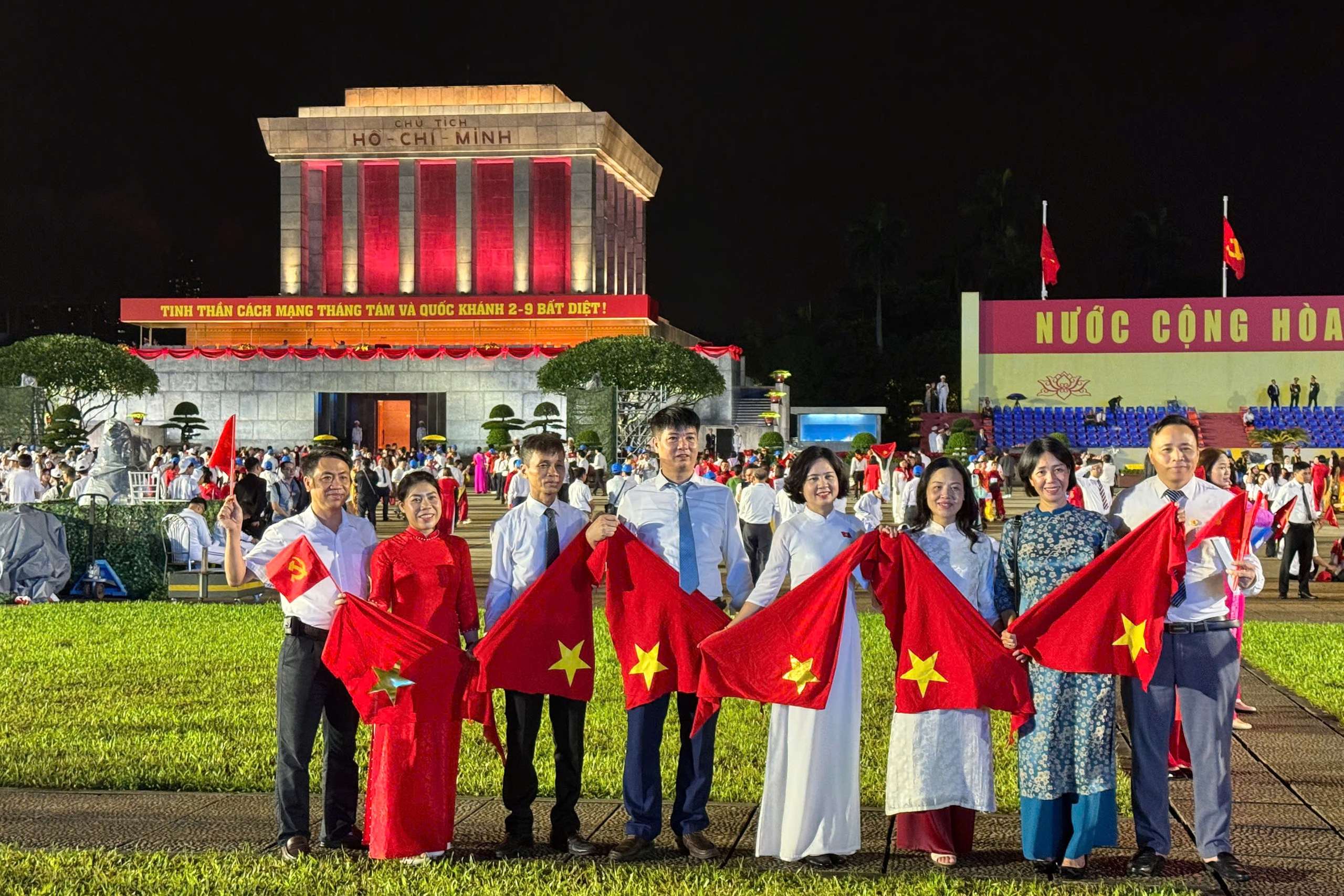 Quân và dân hòa chung nhịp đập, ca hát xuyên đêm chờ tổng duyệt diễu binh, diễu hành- Ảnh 1. Quân và dân hòa chung nhịp đập, ca hát xuyên đêm chờ tổng duyệt diễu binh, diễu hành- Ảnh 1.