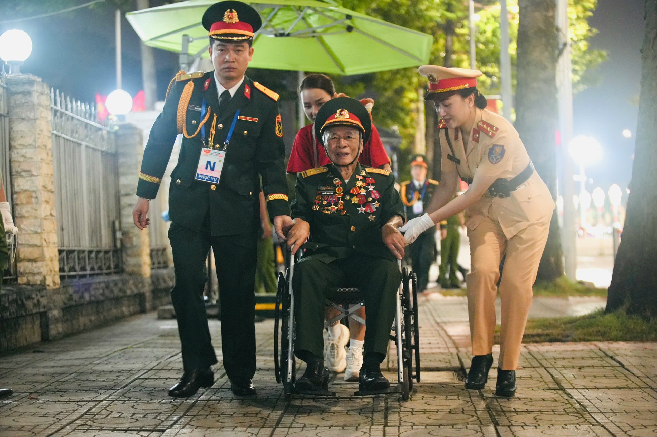 Quân và dân hòa chung nhịp đập, ca hát xuyên đêm chờ tổng duyệt diễu binh, diễu hành- Ảnh 11. Quân và dân hòa chung nhịp đập, ca hát xuyên đêm chờ tổng duyệt diễu binh, diễu hành- Ảnh 11.