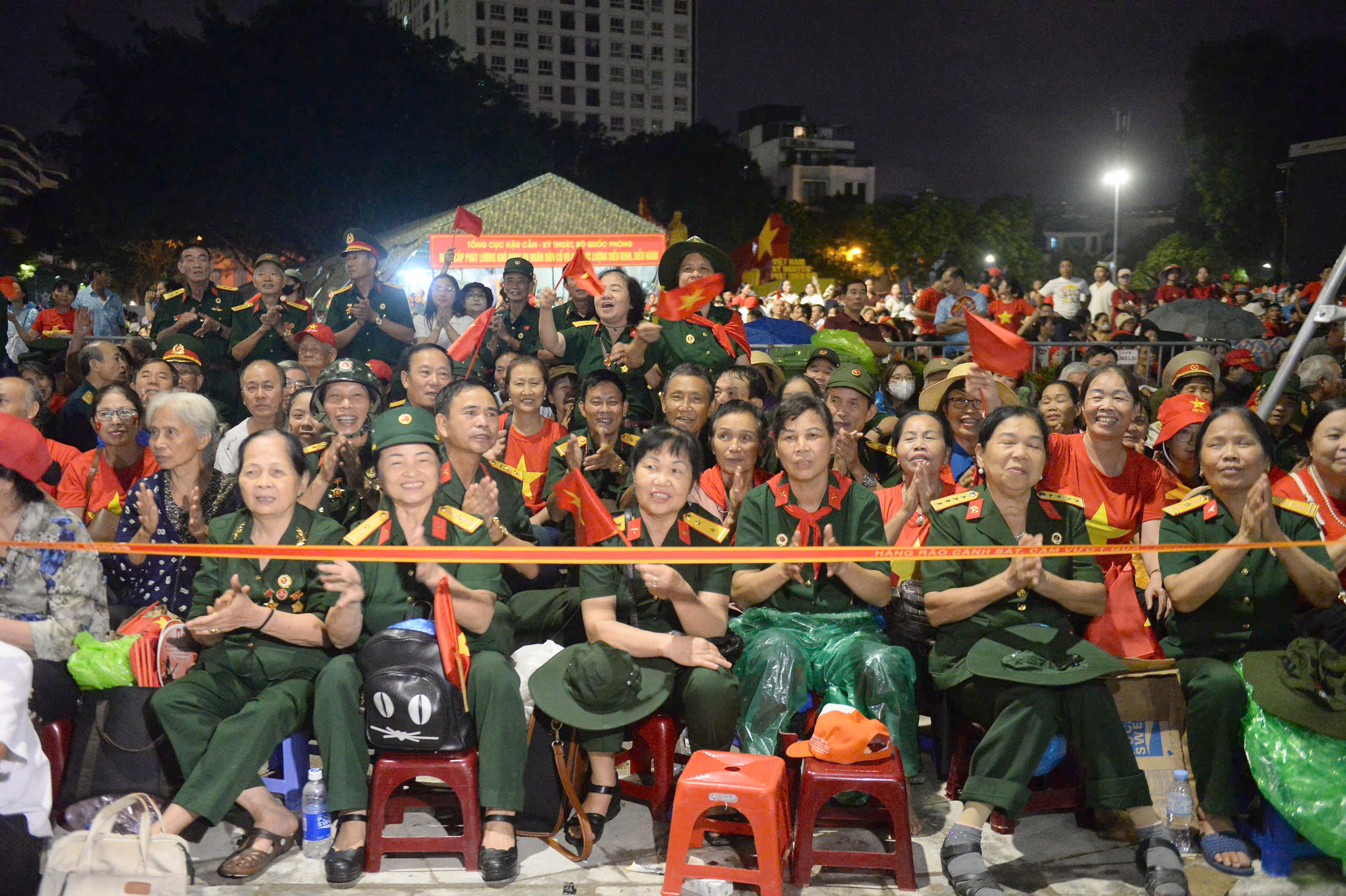 Quân và dân hòa chung nhịp đập, ca hát xuyên đêm chờ tổng duyệt diễu binh, diễu hành- Ảnh 5. Quân và dân hòa chung nhịp đập, ca hát xuyên đêm chờ tổng duyệt diễu binh, diễu hành- Ảnh 5.