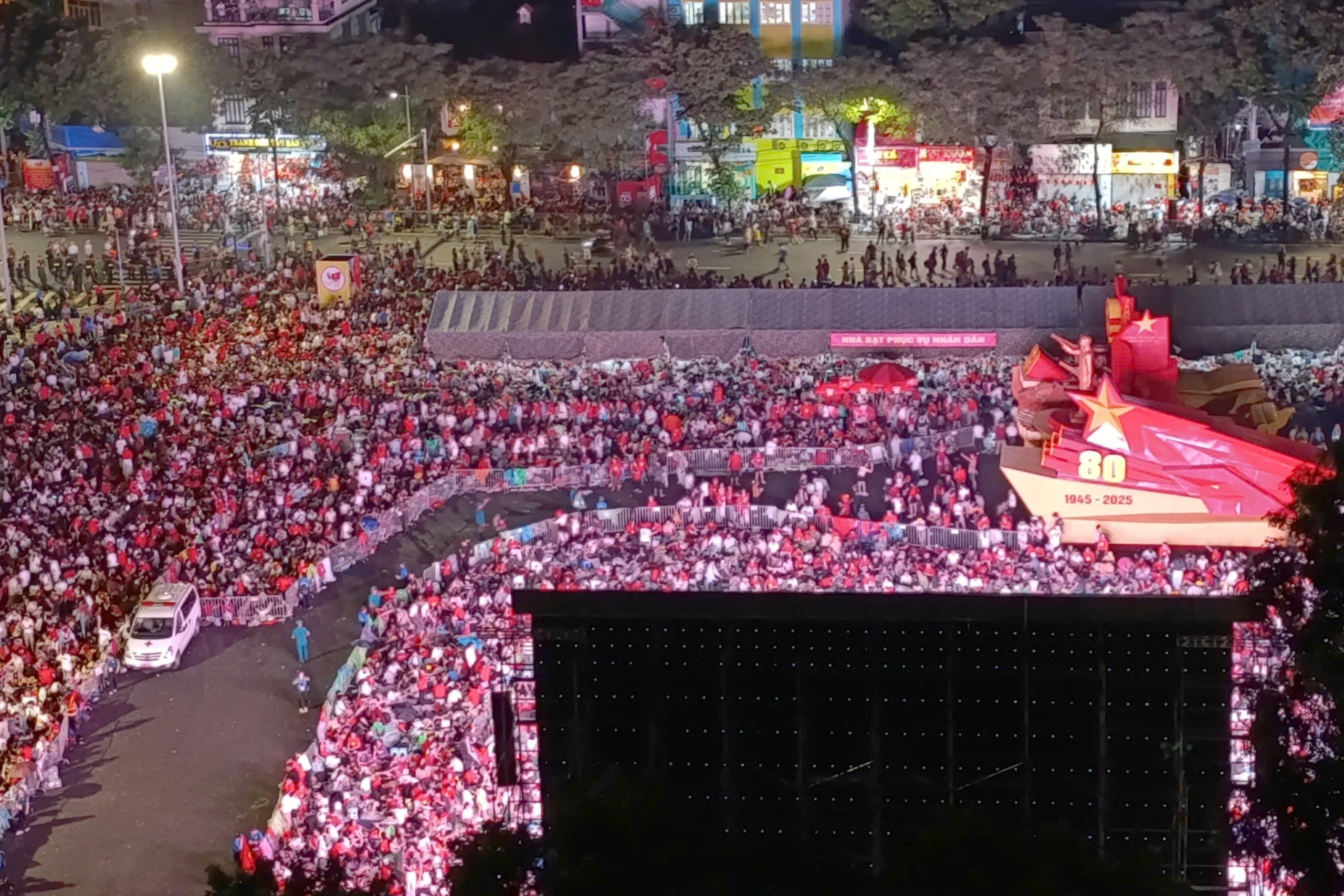 Quân và dân hòa chung nhịp đập, ca hát xuyên đêm chờ tổng duyệt diễu binh, diễu hành- Ảnh 4. Quân và dân hòa chung nhịp đập, ca hát xuyên đêm chờ tổng duyệt diễu binh, diễu hành- Ảnh 4.