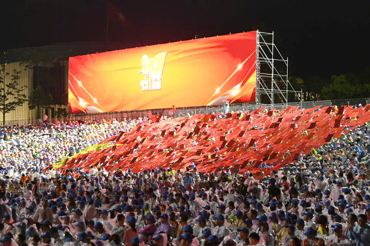 Quân và dân hòa chung nhịp đập, ca hát xuyên đêm chờ tổng duyệt diễu binh, diễu hành- Ảnh 2. Quân và dân hòa chung nhịp đập, ca hát xuyên đêm chờ tổng duyệt diễu binh, diễu hành- Ảnh 2.